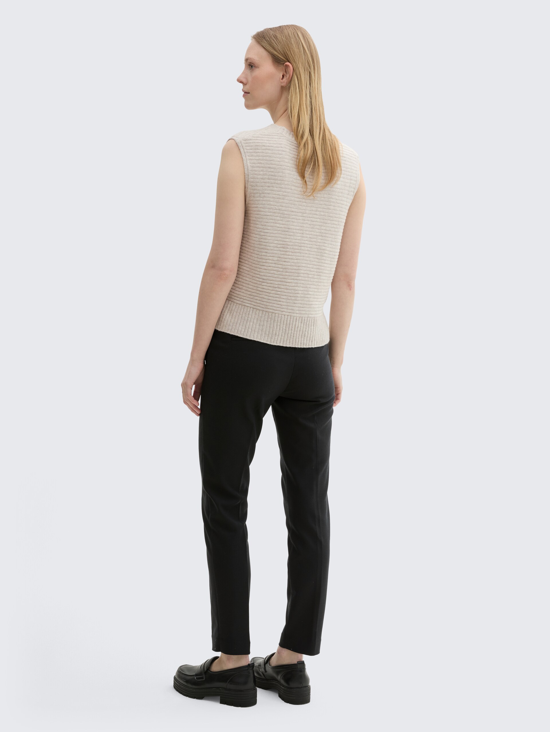 TTMIA Slim Hose - deep black - Auschnitt Model-Rückansicht