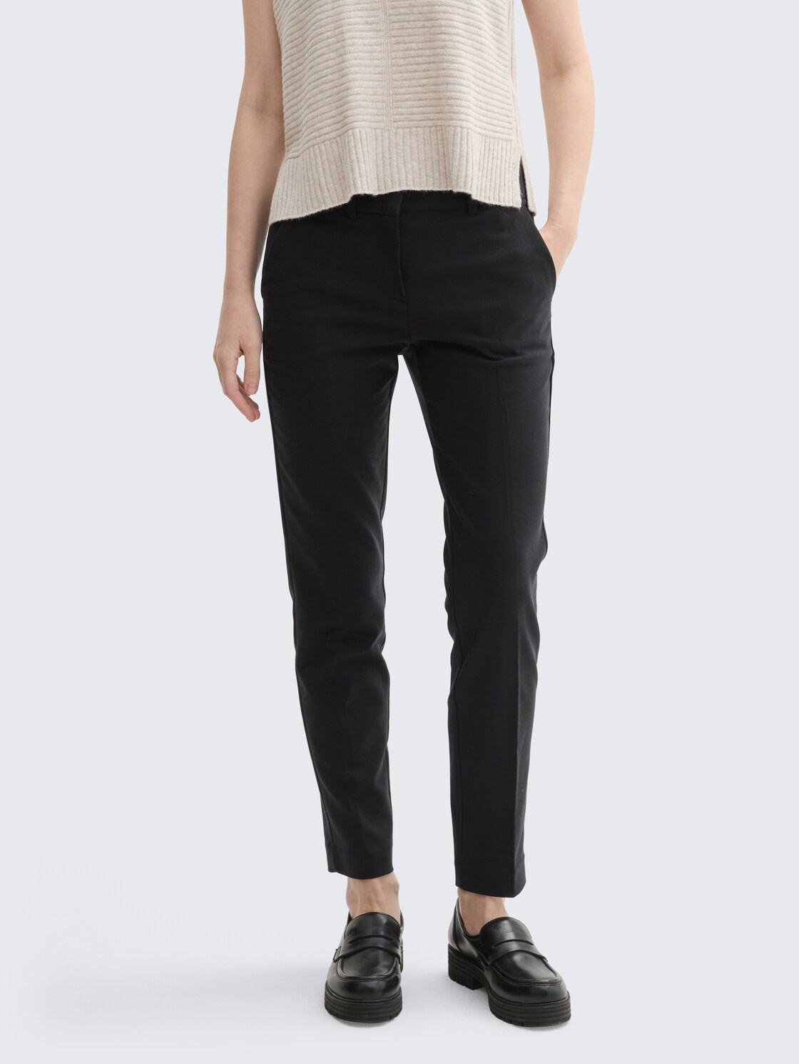 TTMIA Slim Hose - deep black - Ausschnitt Model-Vorderansicht