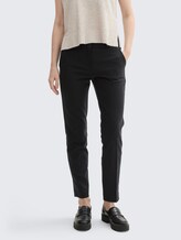 TTMIA Slim Hose - deep black - Ausschnitt Model-Vorderansicht