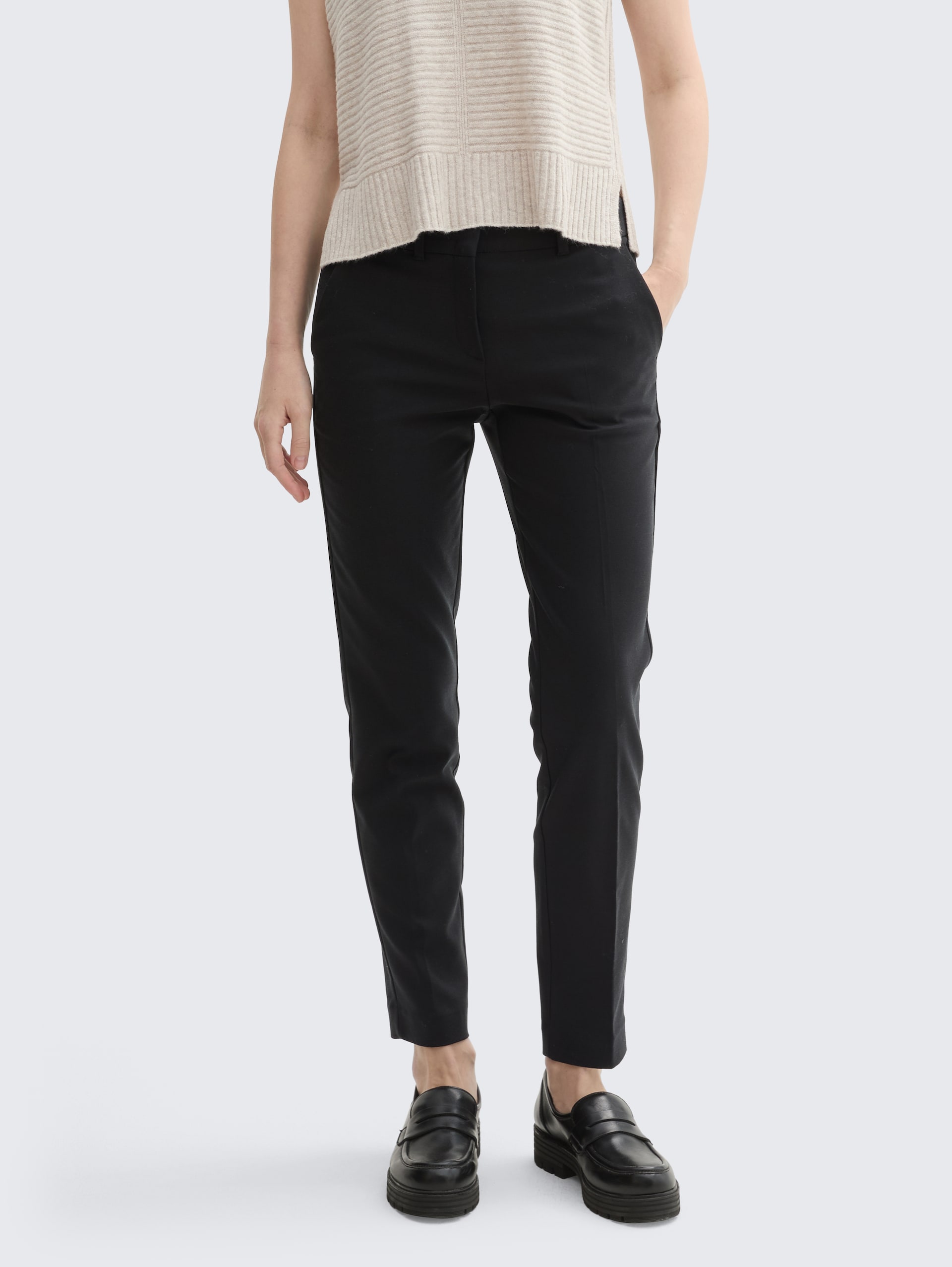 TTMIA Slim Hose - deep black - Ausschnitt Model-Vorderansicht