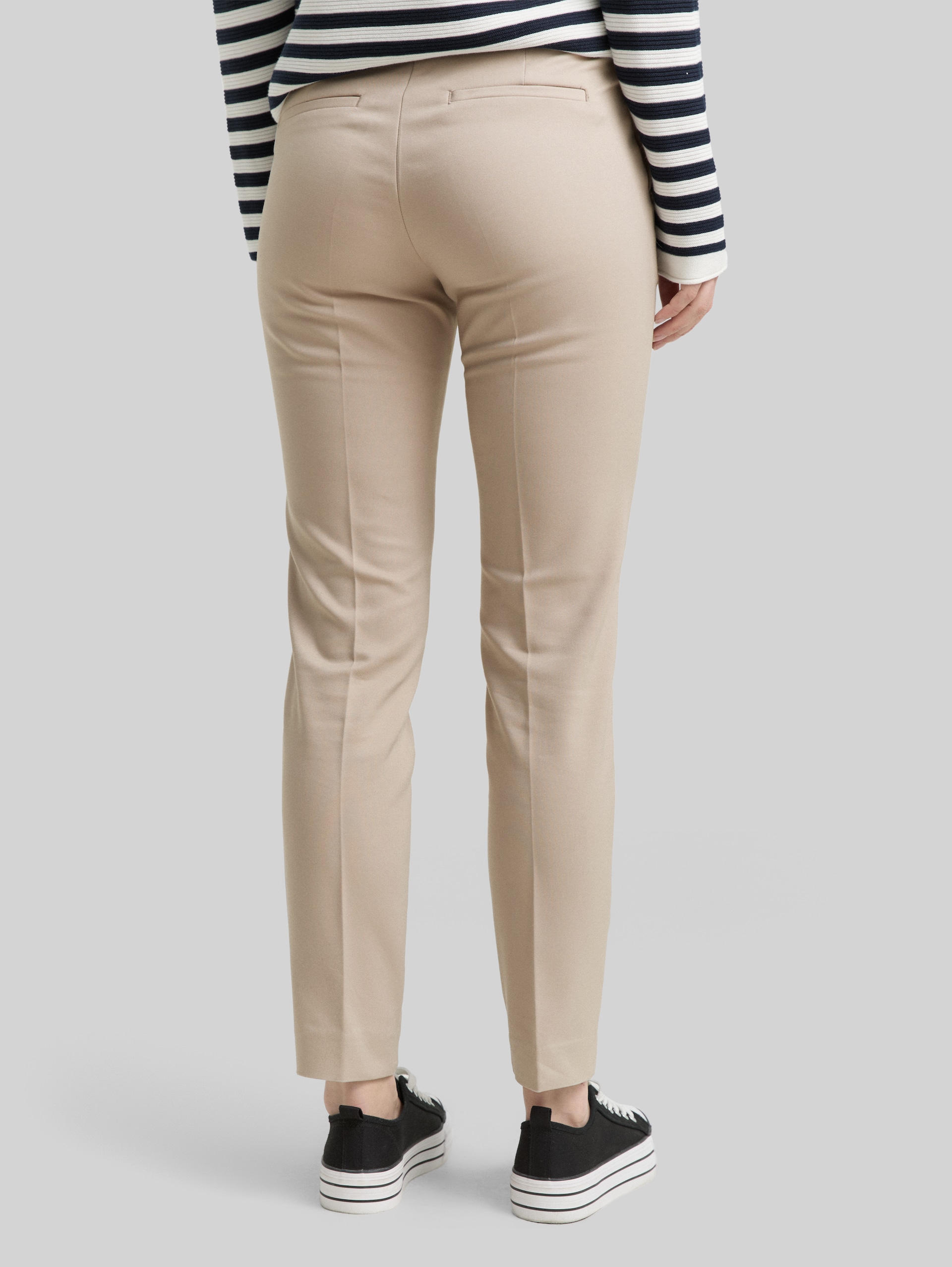 TTMIA Slim Hose - soft taupe grey - Auschnitt Model-Rückansicht