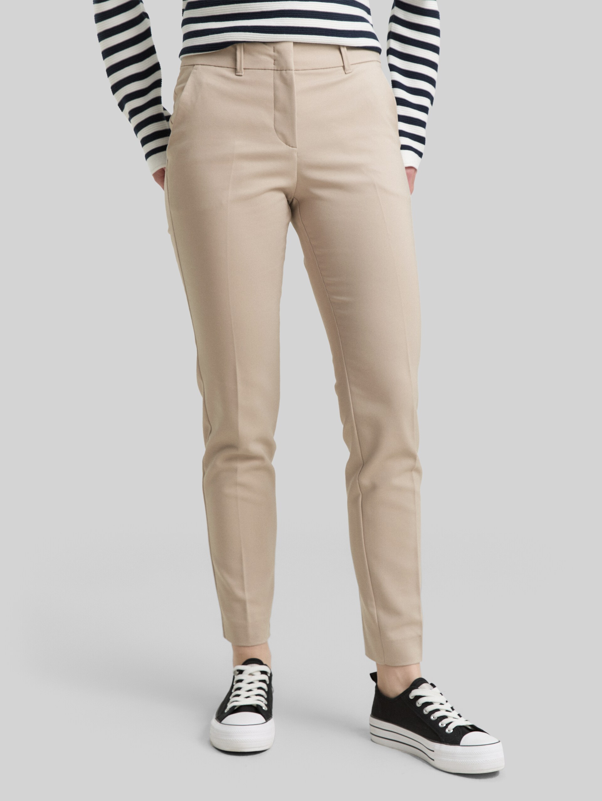 TTMIA Slim Hose - soft taupe grey - Ausschnitt Model-Vorderansicht