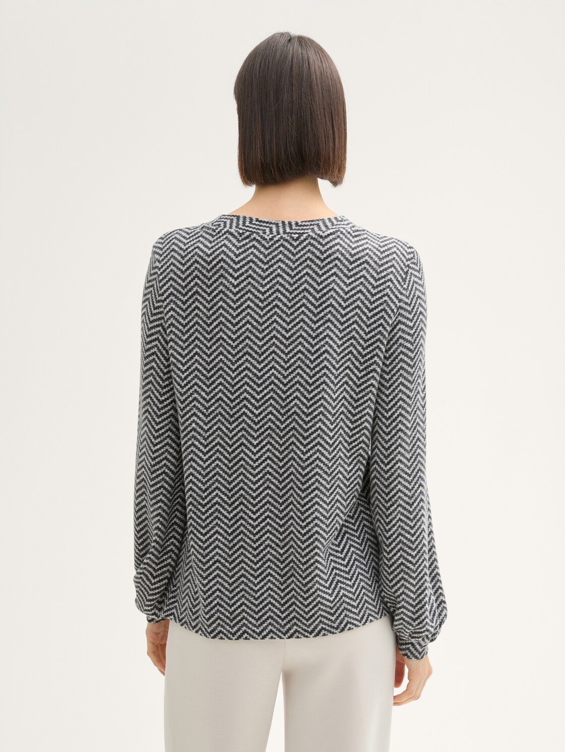 Langarmshirt mit Muster - printed heringbone structure - Auschnitt Model-Rückansicht