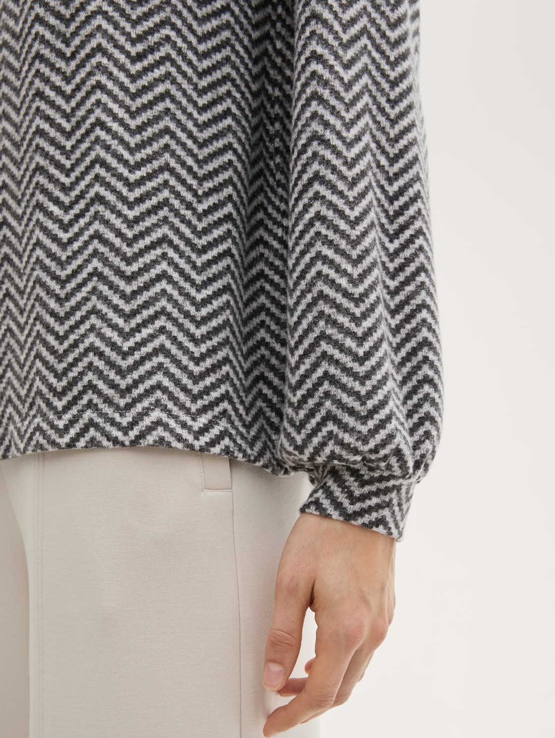 Langarmshirt mit Muster - printed heringbone structure - Detail-Model-Ansicht