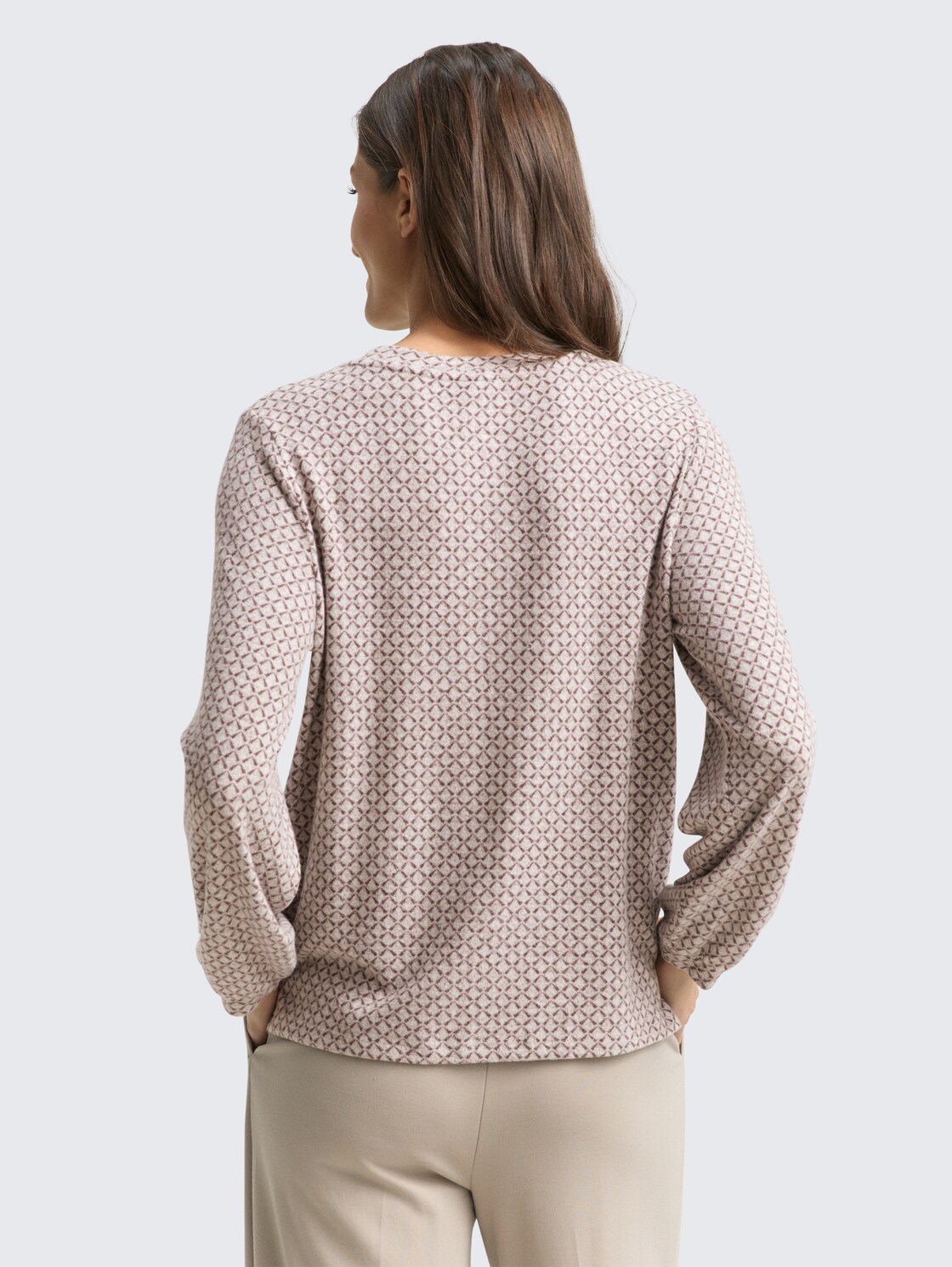 Langarmshirt mit Muster - brown graphical minimal - Auschnitt Model-Rückansicht