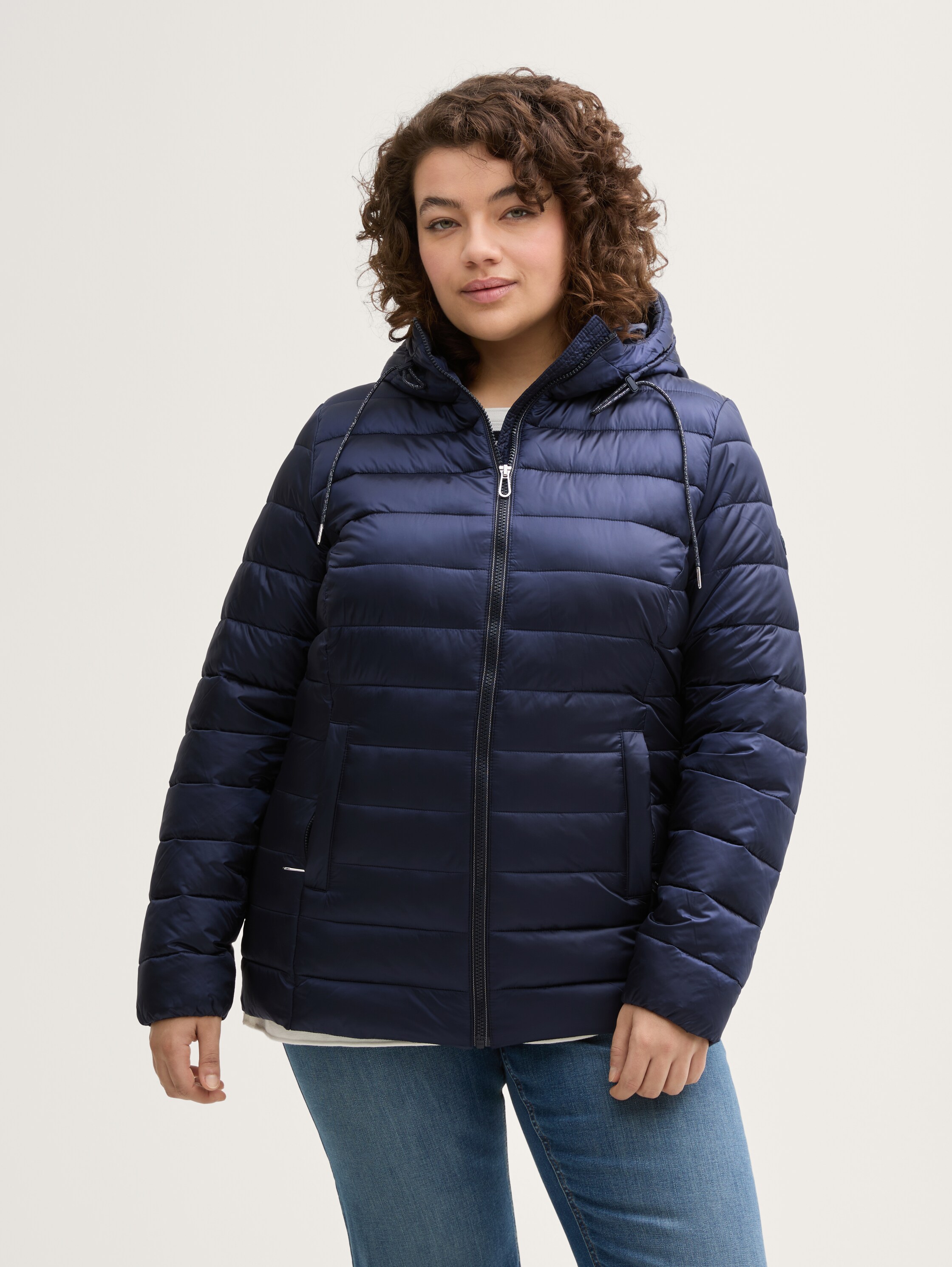 Plus Size - Lightweight Steppjacke mit wasserabweisender Funktion - blau - Model-Vorderansicht