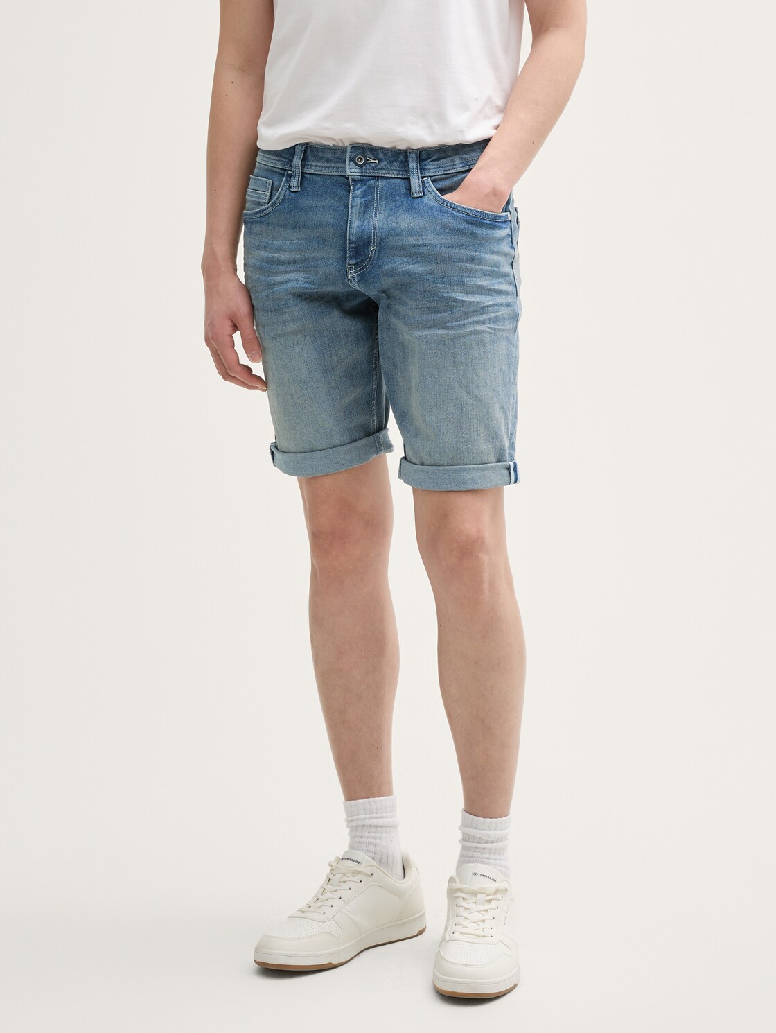TTJOSH REGULAR SLIM Jeans Shorts - Used Light Stone Blue Denim - Ausschnitt Model-Vorderansicht