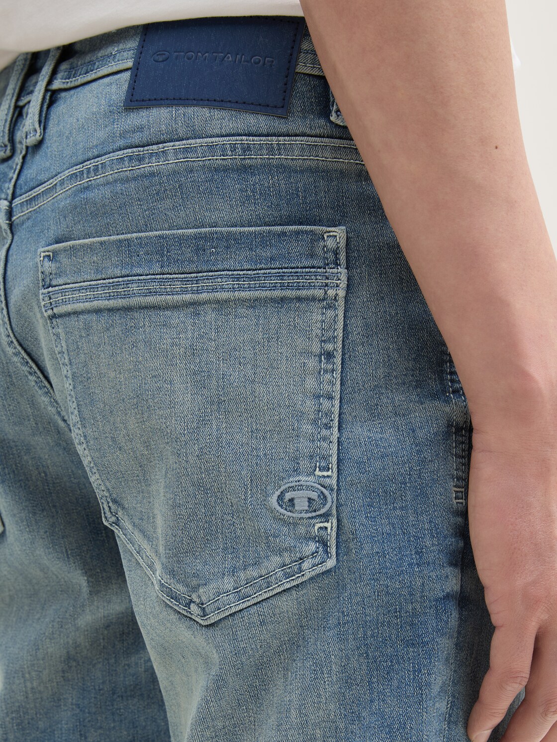 TTJOSH REGULAR SLIM Jeans Shorts - Used Light Stone Blue Denim - Detail-Model-Ansicht