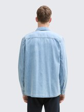 Comfort Fit Jeanshemd mit Brusttasche - Used Bleached Blue Denim - Auschnitt Model-Rückansicht