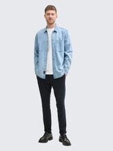 Comfort Fit Jeanshemd mit Brusttasche - Used Bleached Blue Denim - Model-Vorderansicht