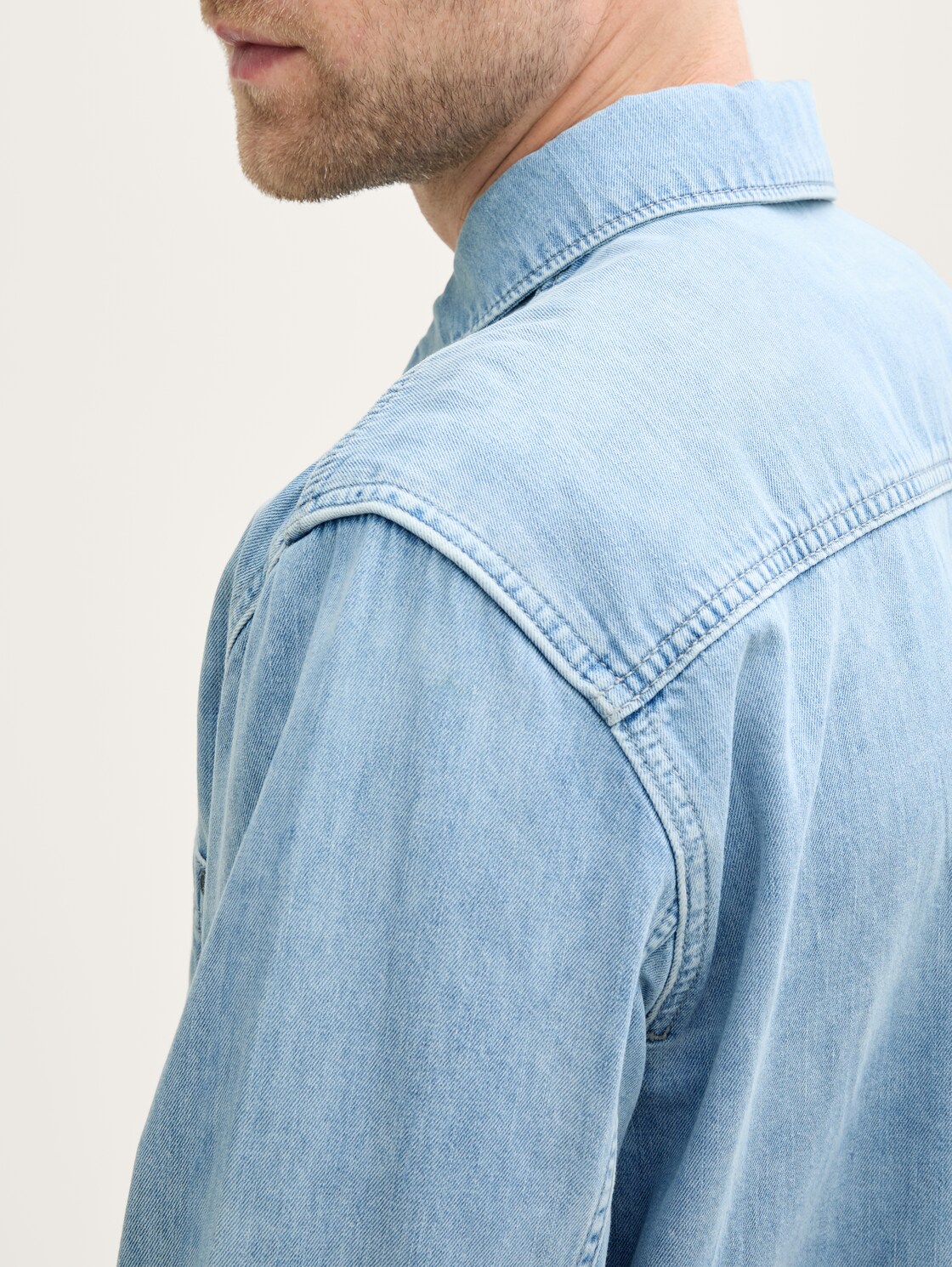 Comfort Fit Jeanshemd mit Brusttasche - Used Bleached Blue Denim - Detail-Model-Ansicht