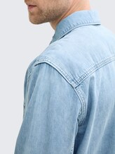 Comfort Fit Jeanshemd mit Brusttasche - Used Bleached Blue Denim - Detail-Model-Ansicht