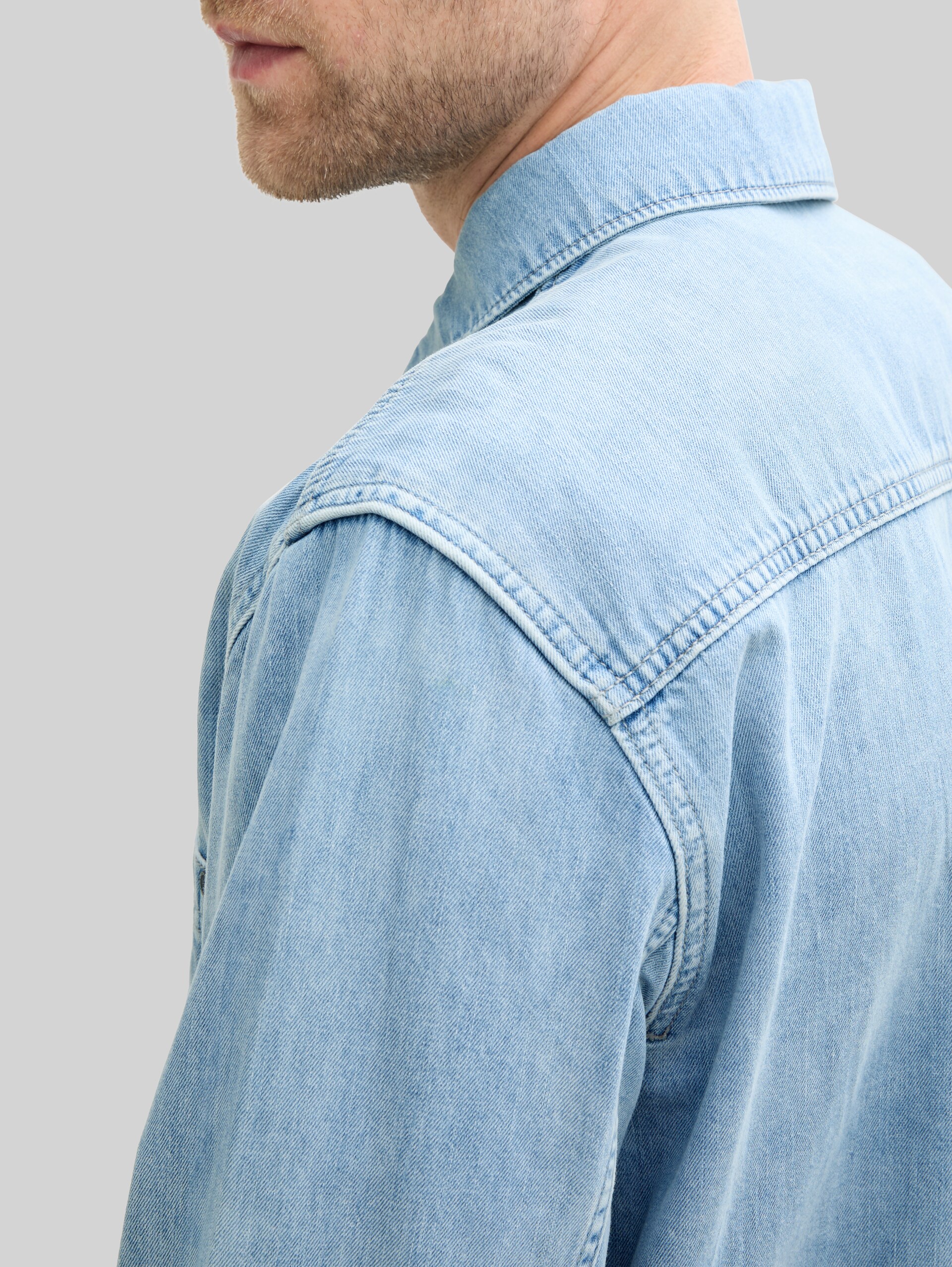 Comfort fit denim shirt with breast pocket - Used Bleached Blue Denim - Detail model view