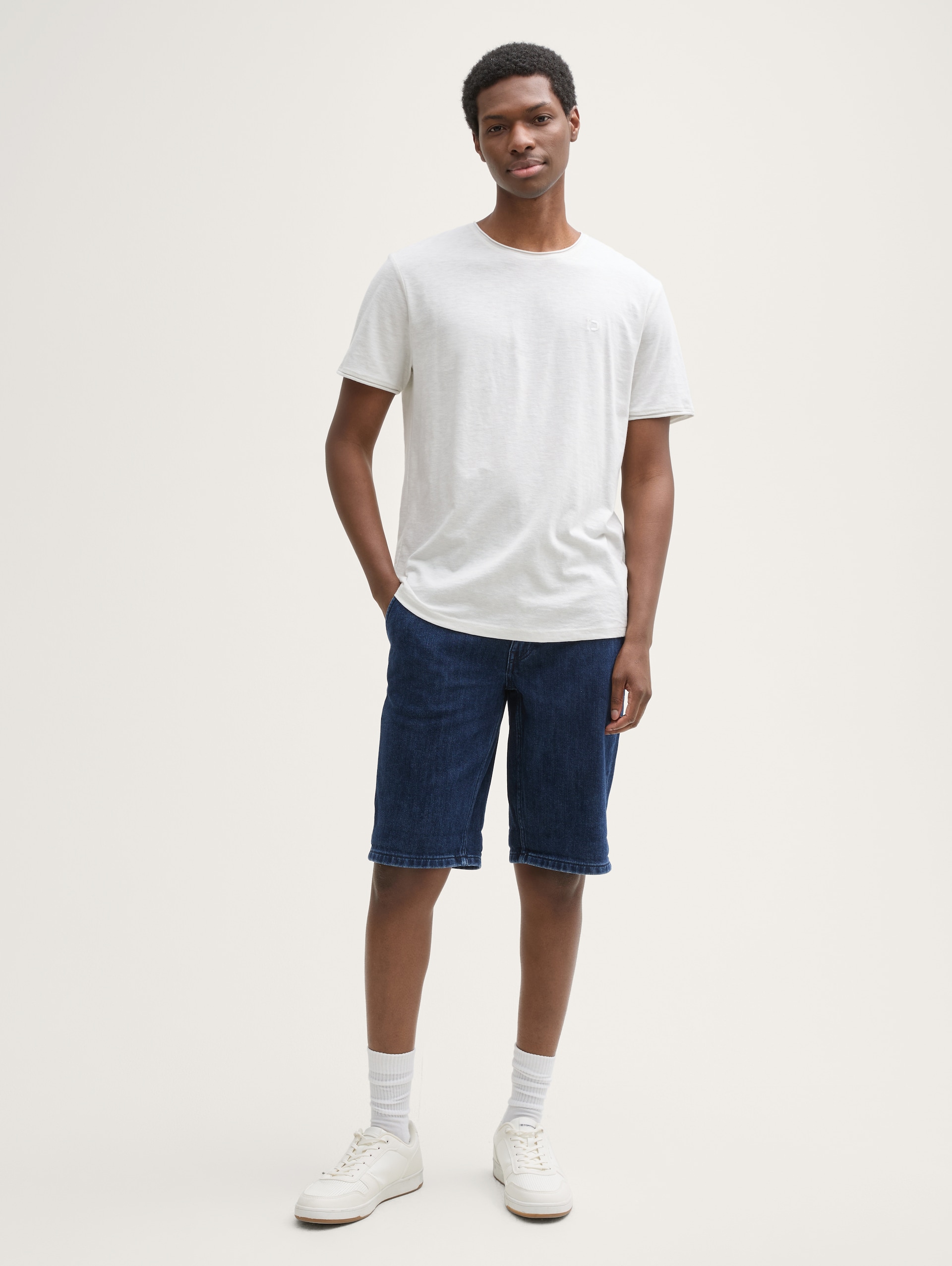 TTAEDAN STRAIGHT Jeans Shorts - Clean Dark Stone Blue Denim - Model-Vorderansicht