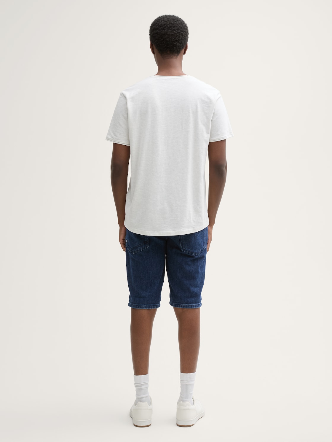 TTAEDAN STRAIGHT Jeans Shorts - Clean Dark Stone Blue Denim - Auschnitt Model-Rückansicht