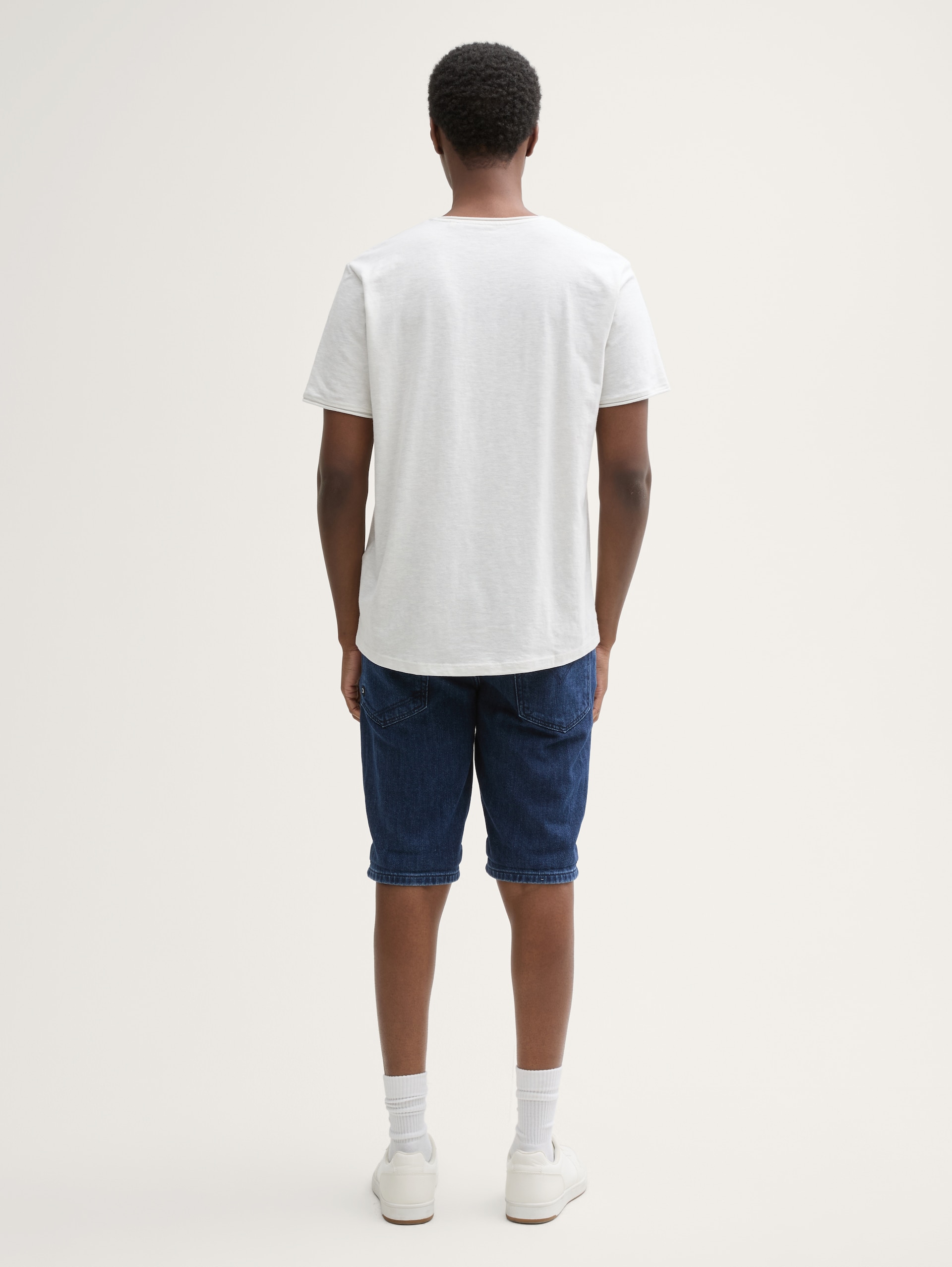 TTAEDAN STRAIGHT Jeans Shorts - Clean Dark Stone Blue Denim - Auschnitt Model-Rückansicht