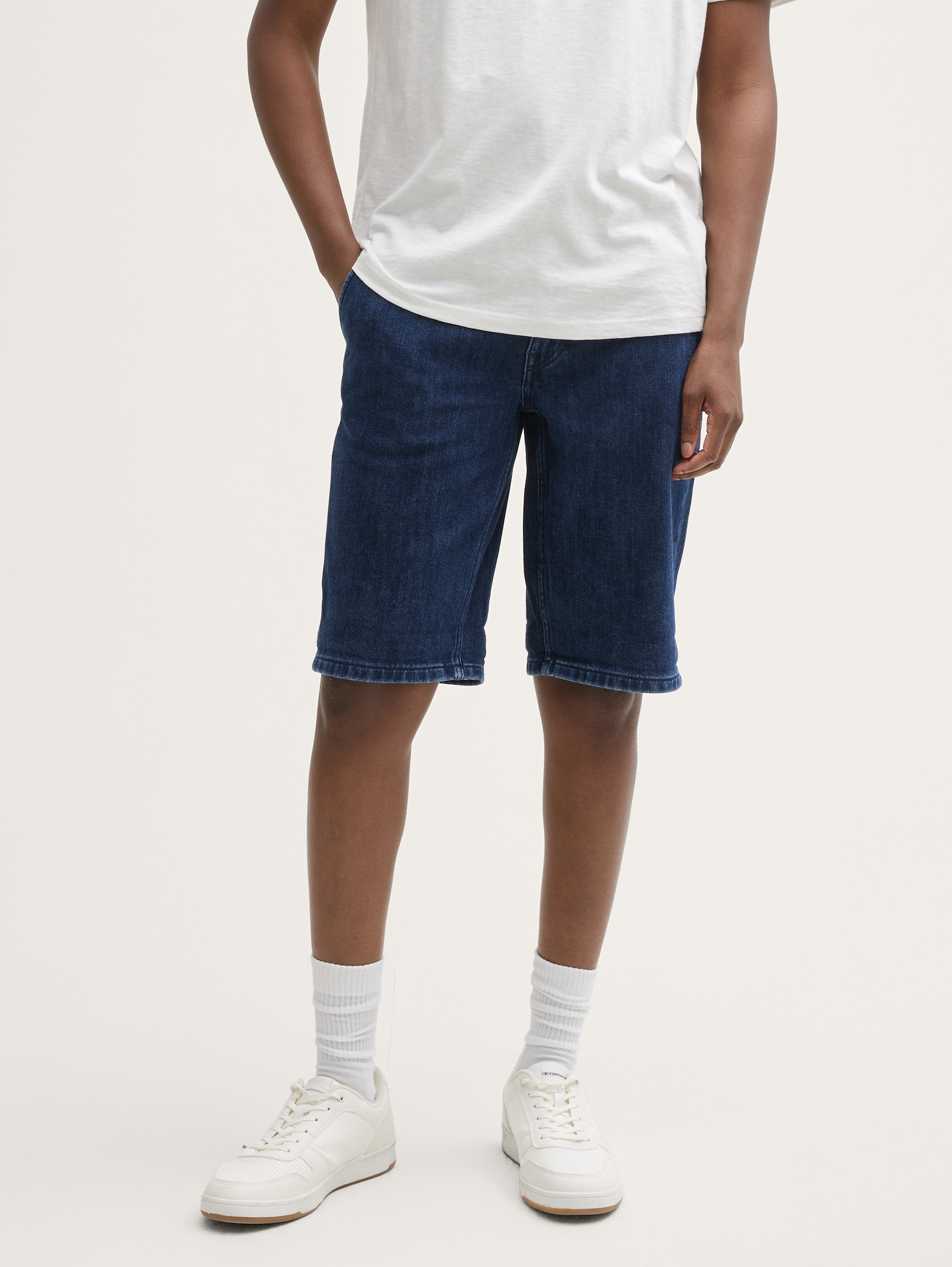 TTAEDAN STRAIGHT Jeans Shorts - Clean Dark Stone Blue Denim - Ausschnitt Model-Vorderansicht