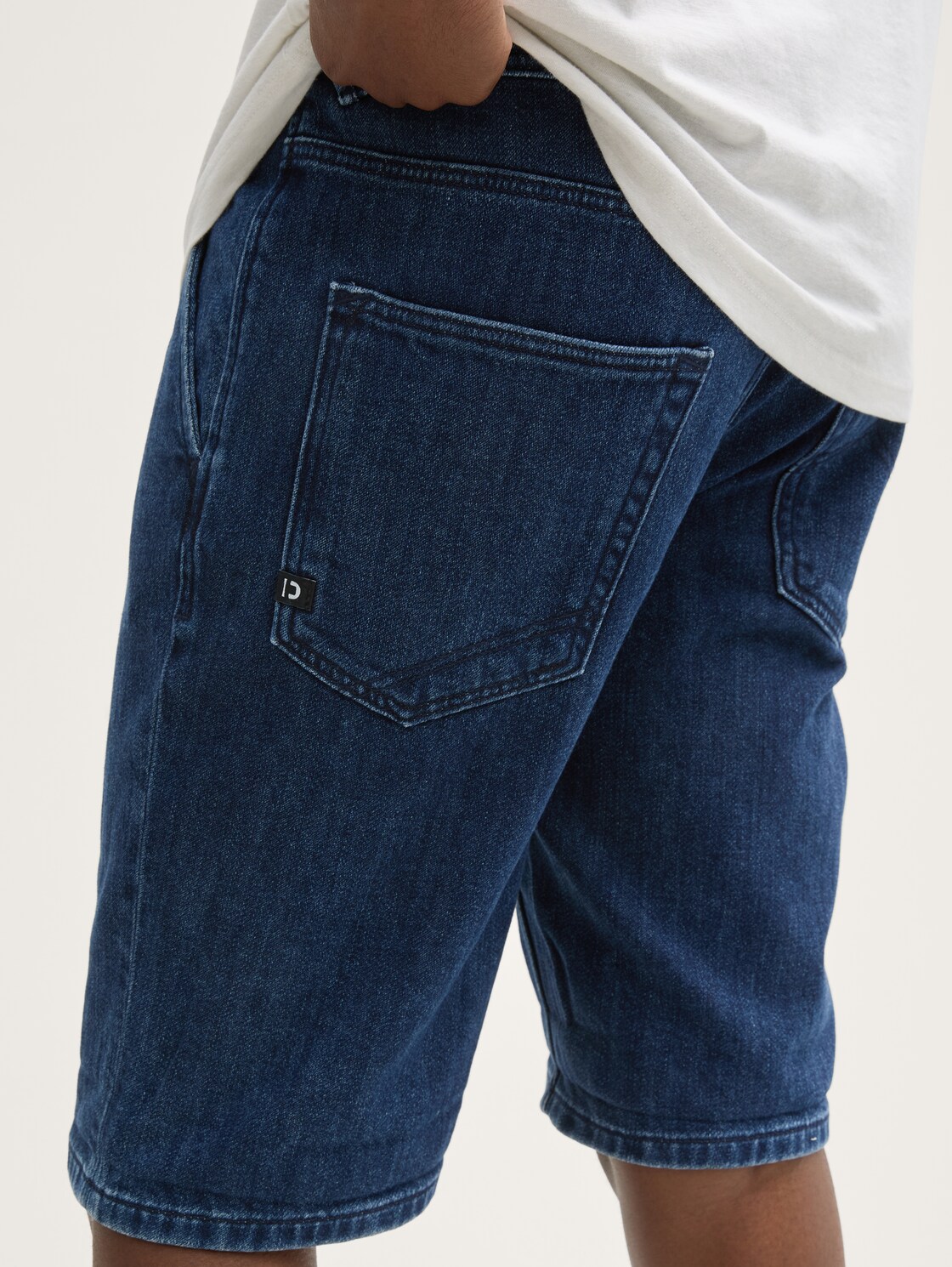 TTAEDAN STRAIGHT Jeans Shorts - Clean Dark Stone Blue Denim - Detail-Model-Ansicht