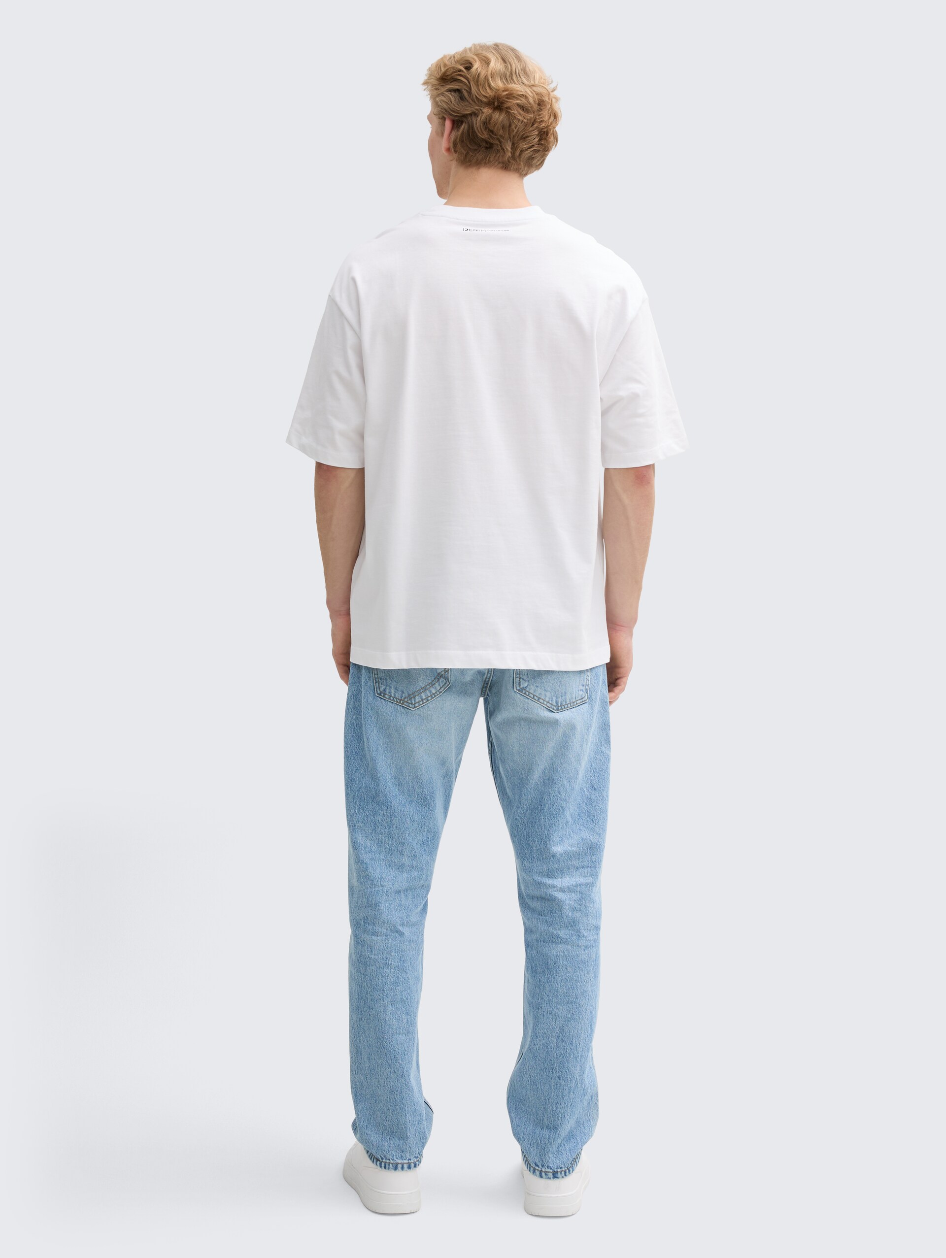 TTWAYLEN RELAXED jeans - Used Light Stone Blue Denim - Neklijn model-achteraanzicht