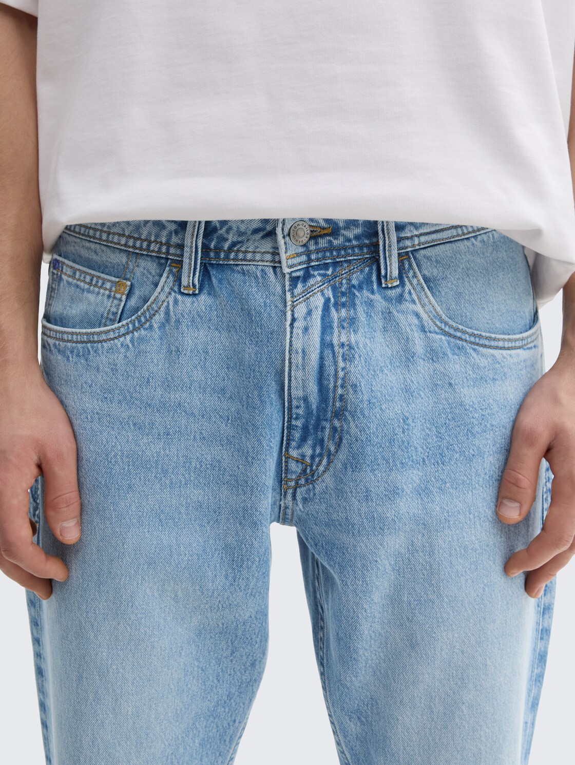 TTWAYLEN RELAXED Jeans - Used Light Stone Blue Denim - Detail-Model-Ansicht