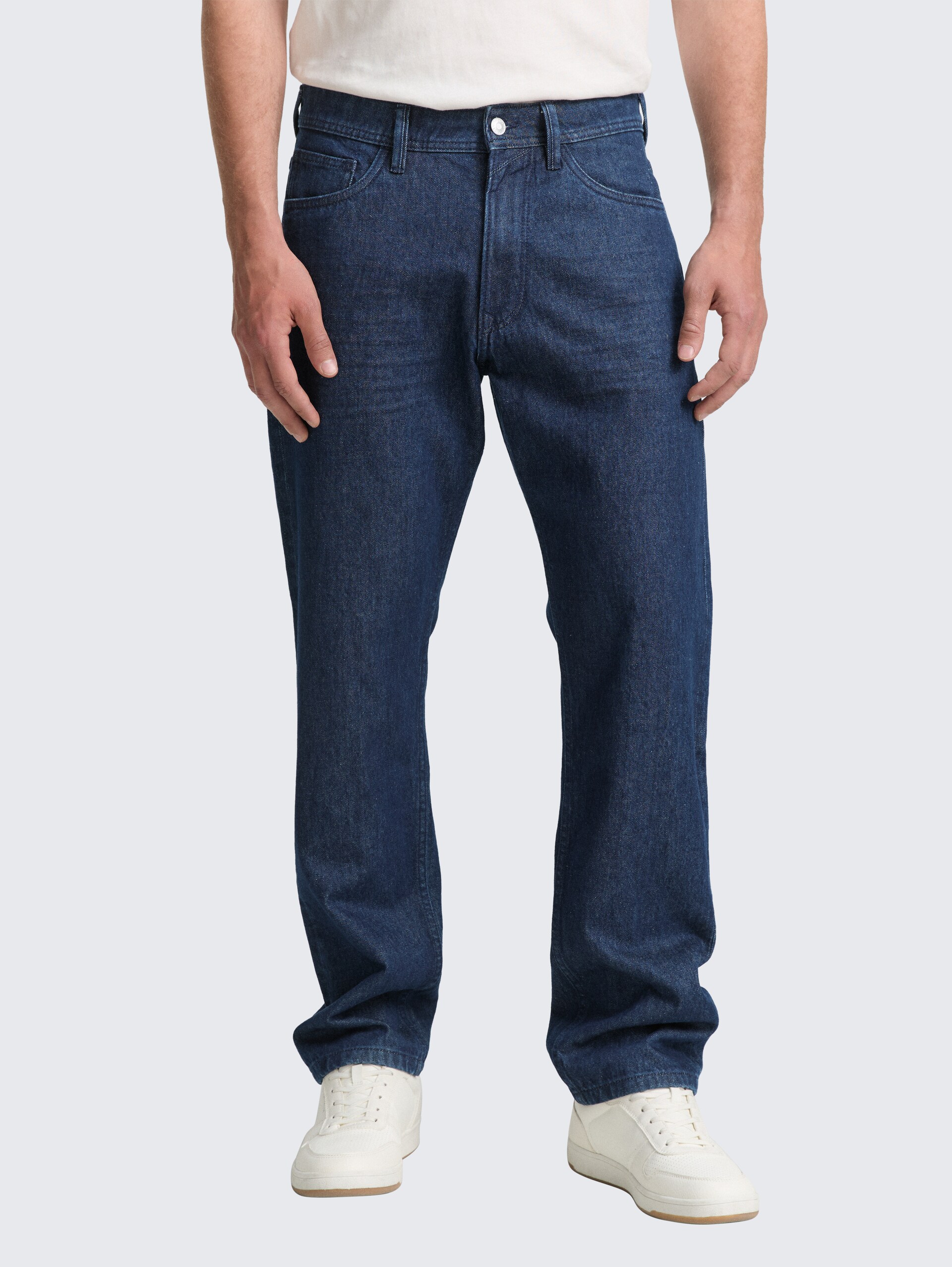 TTWAYLEN RELAXED Jeans - Rinsed Blue Denim - Ausschnitt Model-Vorderansicht