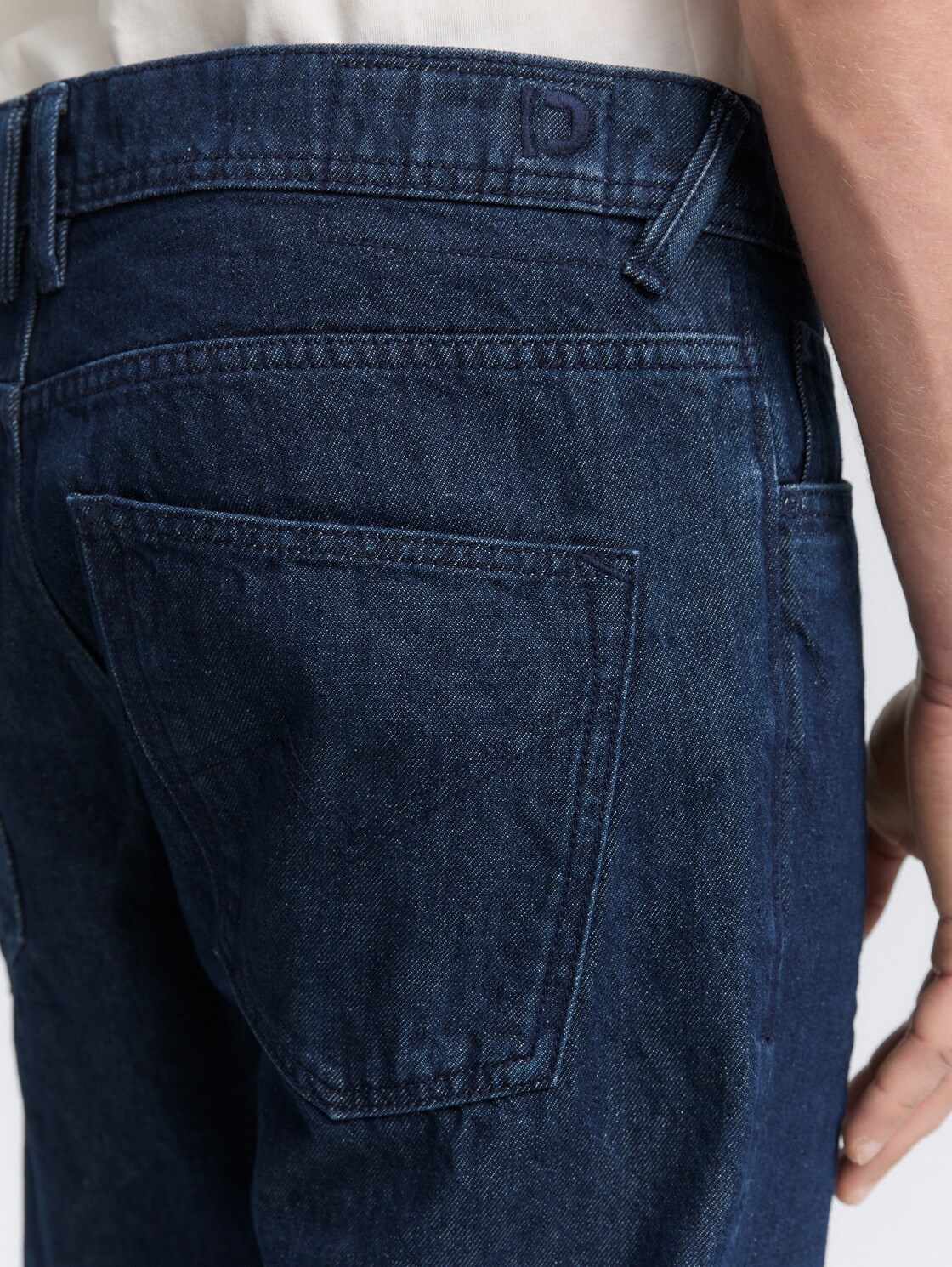TTWAYLEN RELAXED Jeans - Rinsed Blue Denim - Detail-Model-Ansicht