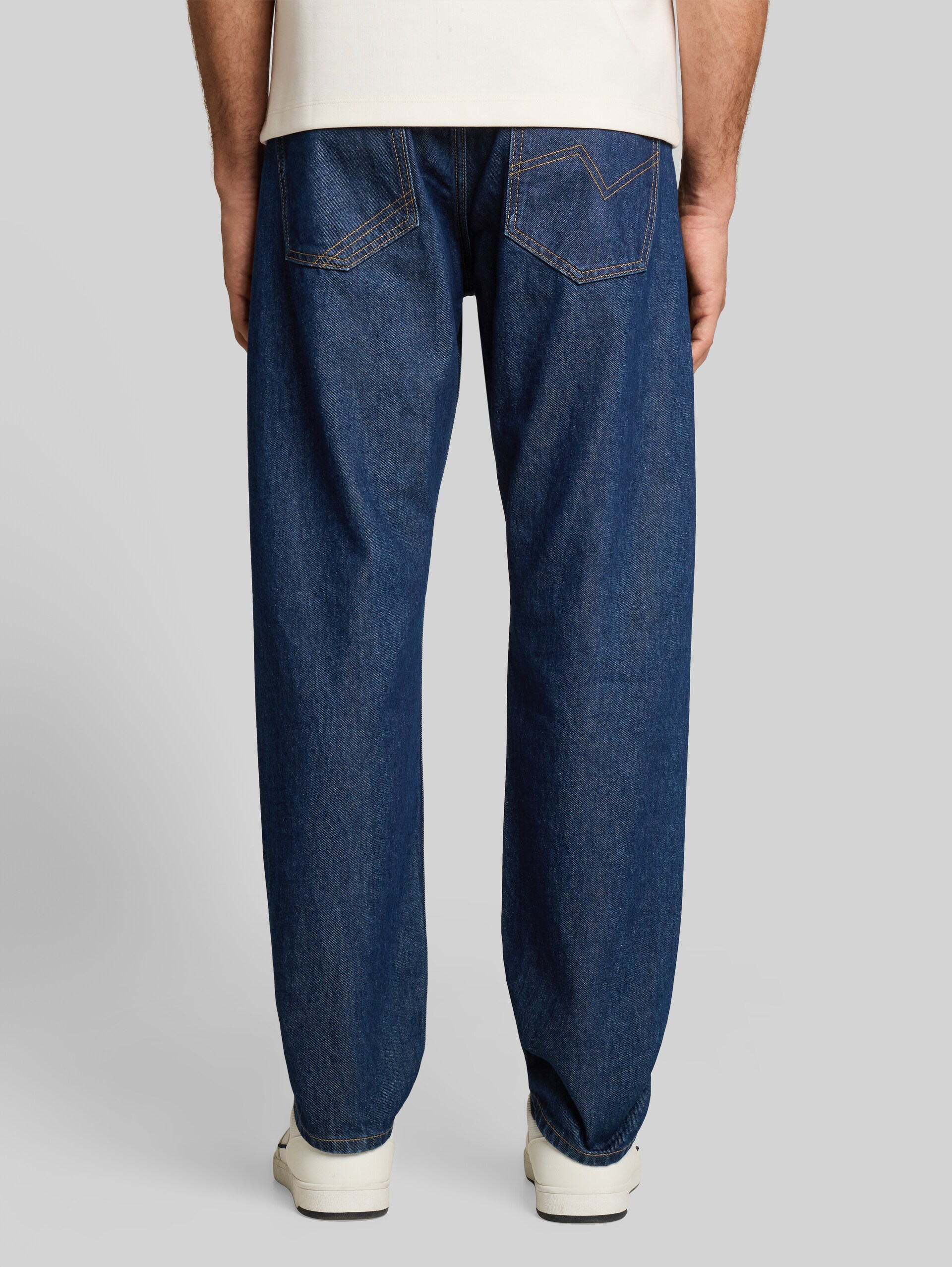 TTWAYLEN RELAXED-jeans - Blue Rinse Denim - Neklijn model-achteraanzicht