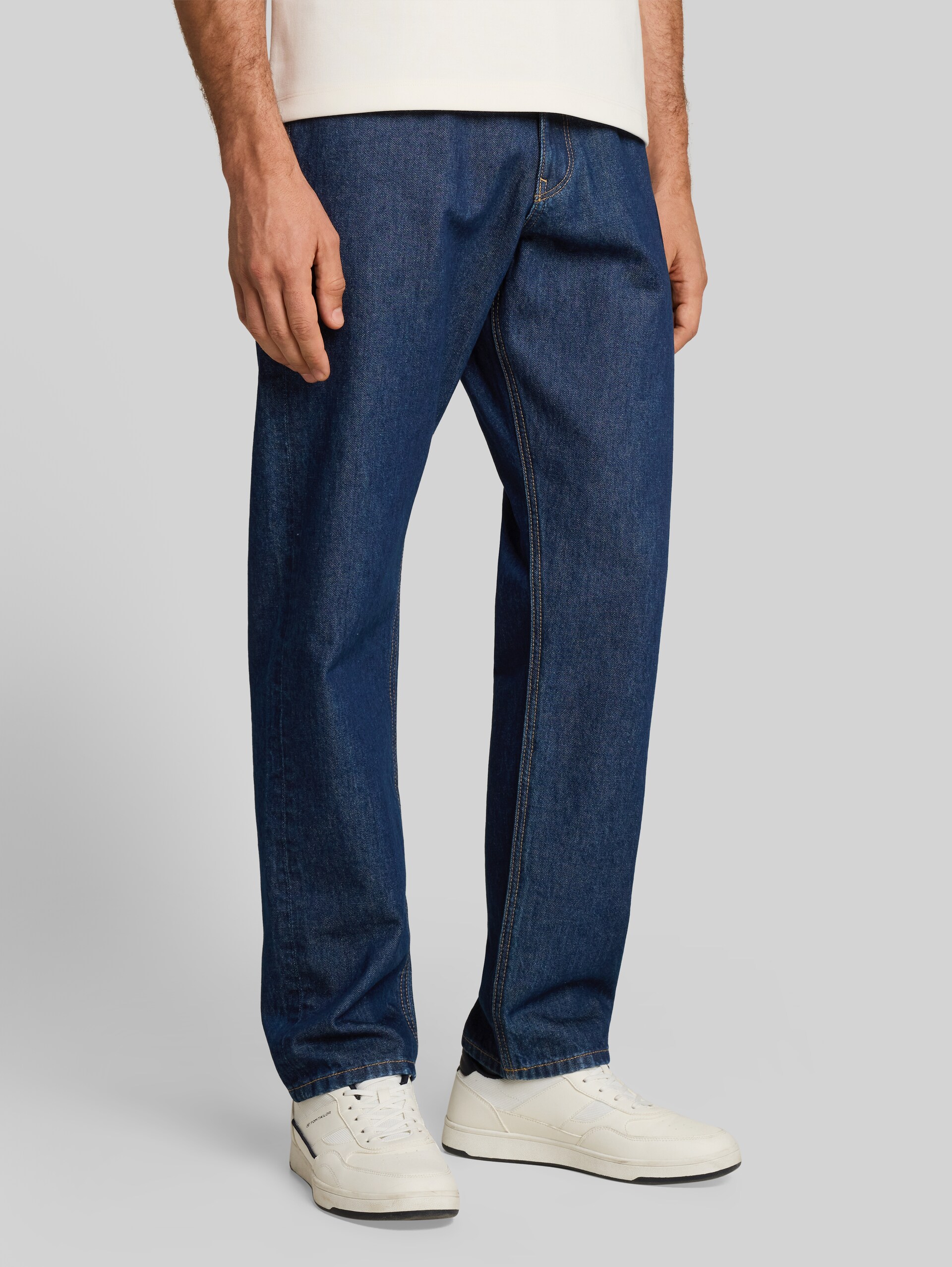 TTWAYLEN RELAXED-jeans - Blue Rinse Denim - Nek model vooraanzicht
