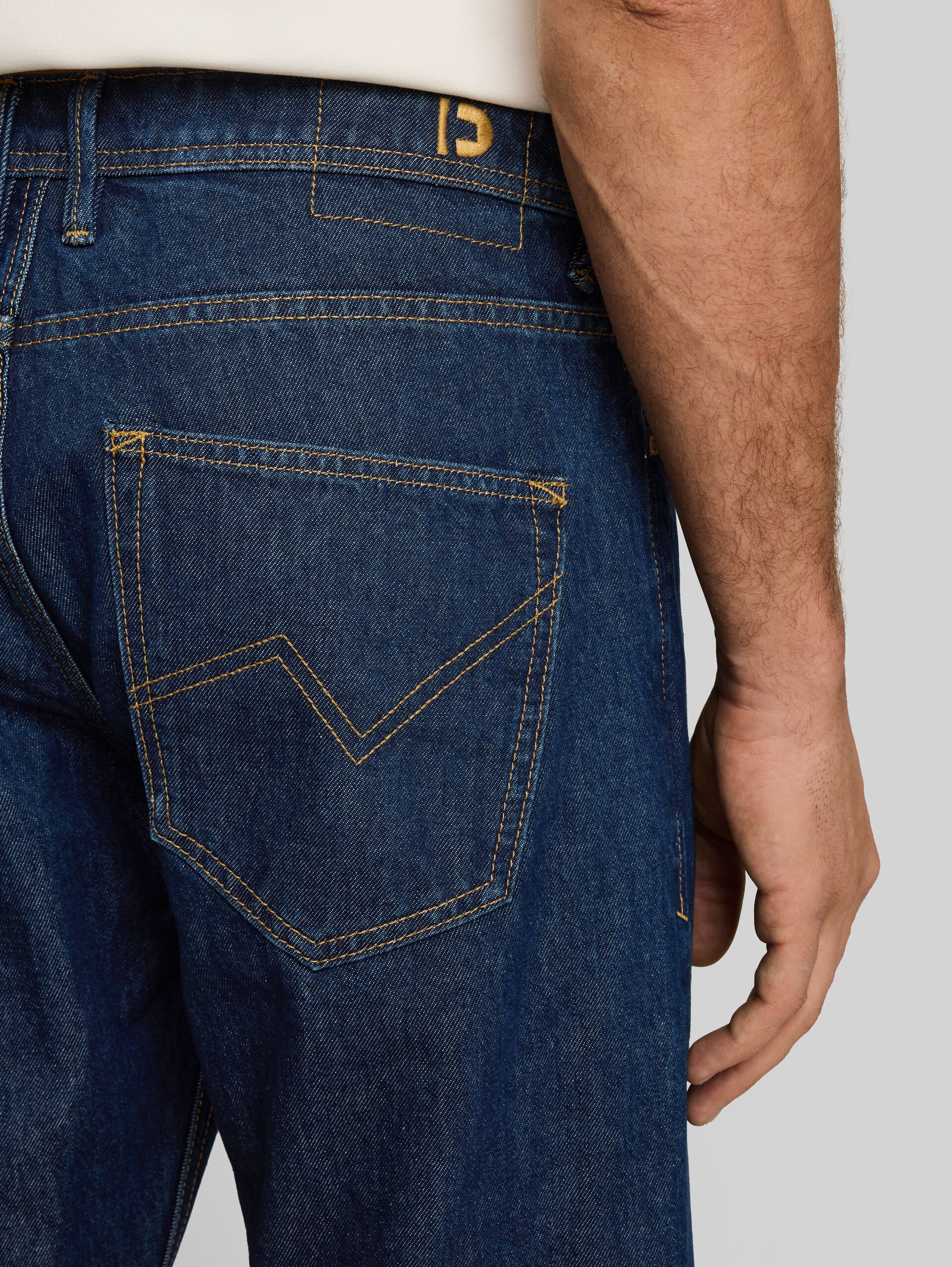 TTWAYLEN RELAXED-jeans - Blue Rinse Denim - Detailaanzicht model