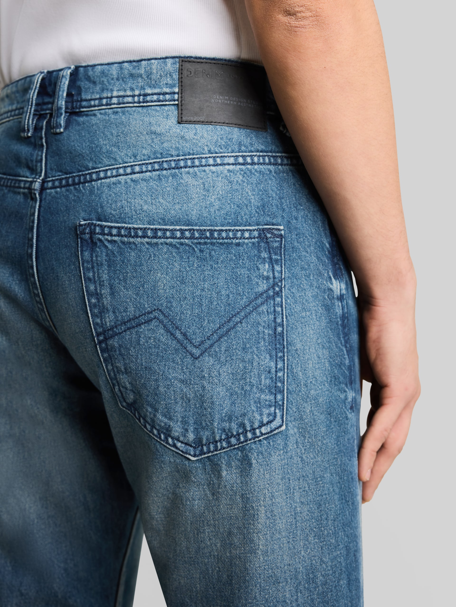 TTWAYLEN RELAXED Jeans - mid stone wash denim - Detail-Model-Ansicht