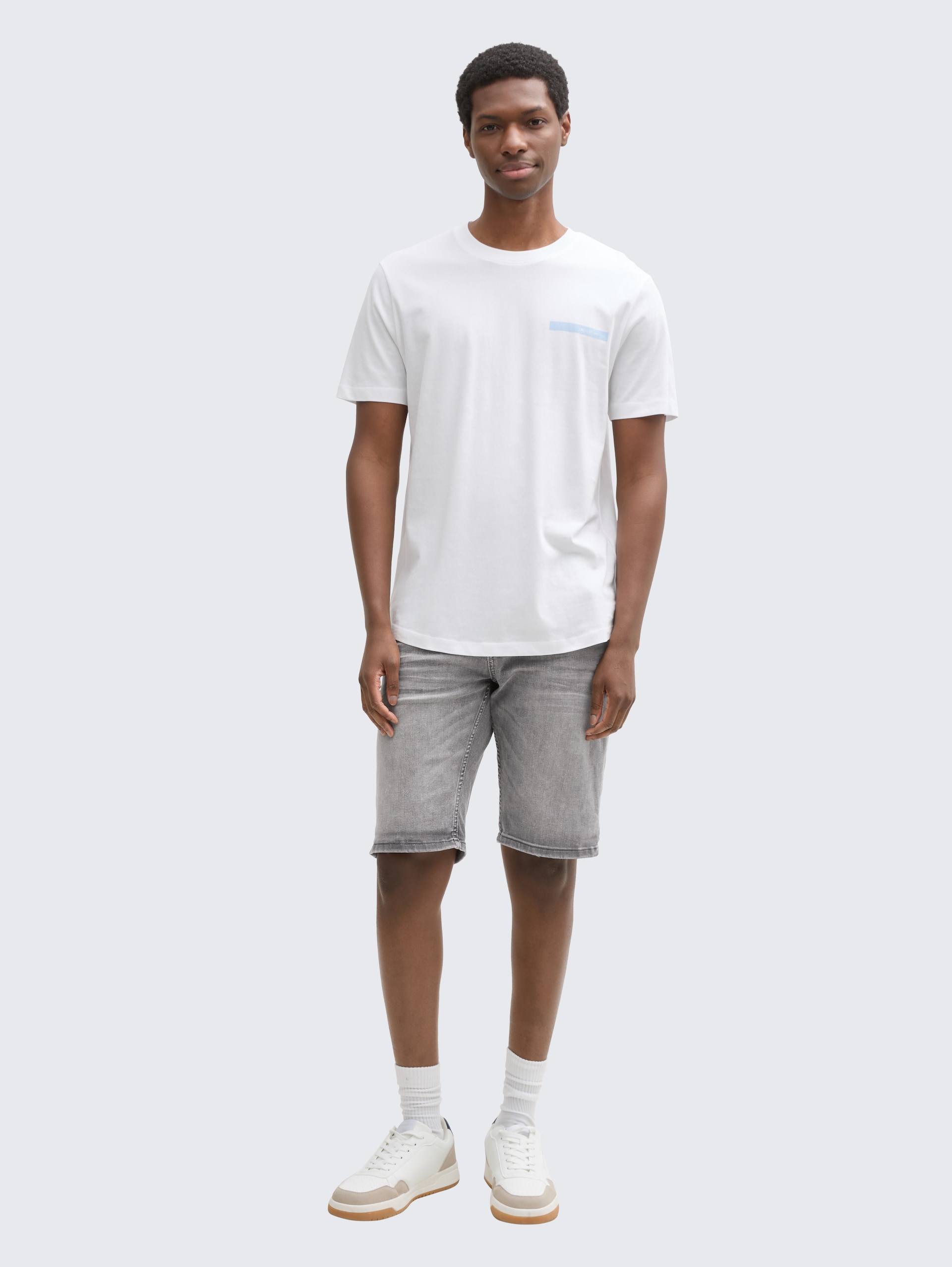 TTPIERS SLIM Jeans Shorts mit Stretch - used light stone grey denim - Model-Vorderansicht