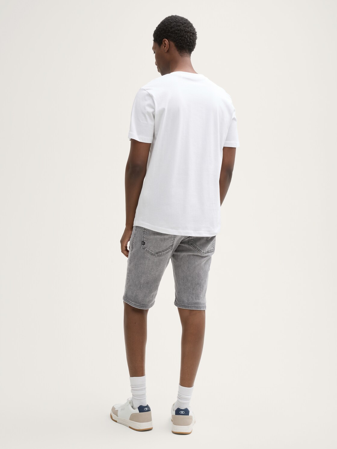 TTPIERS slim jeans shorts with stretch - used light stone grey denim - Neckline model-back view