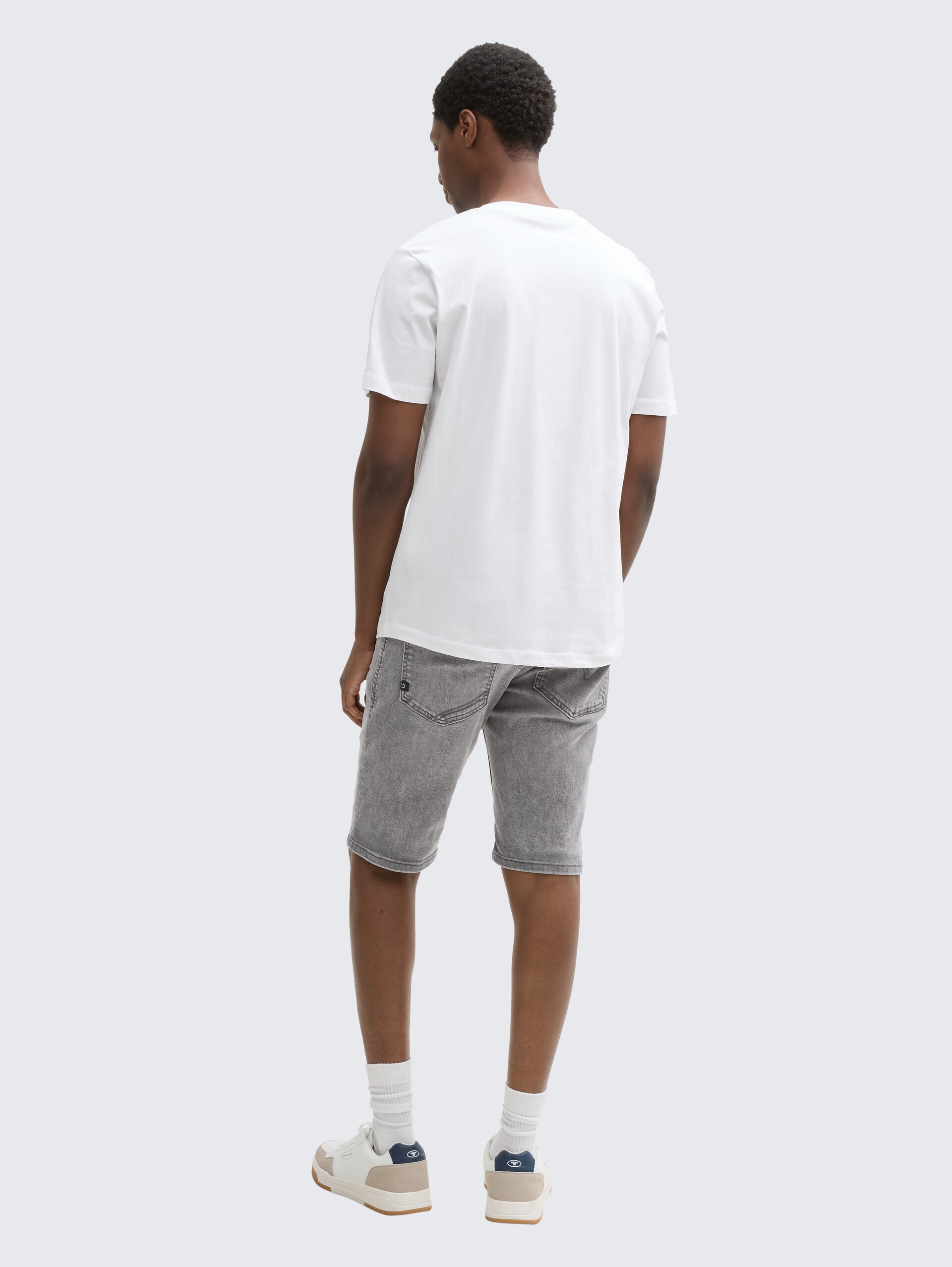 TTPIERS SLIM Jeans Shorts mit Stretch - used light stone grey denim - Auschnitt Model-Rückansicht