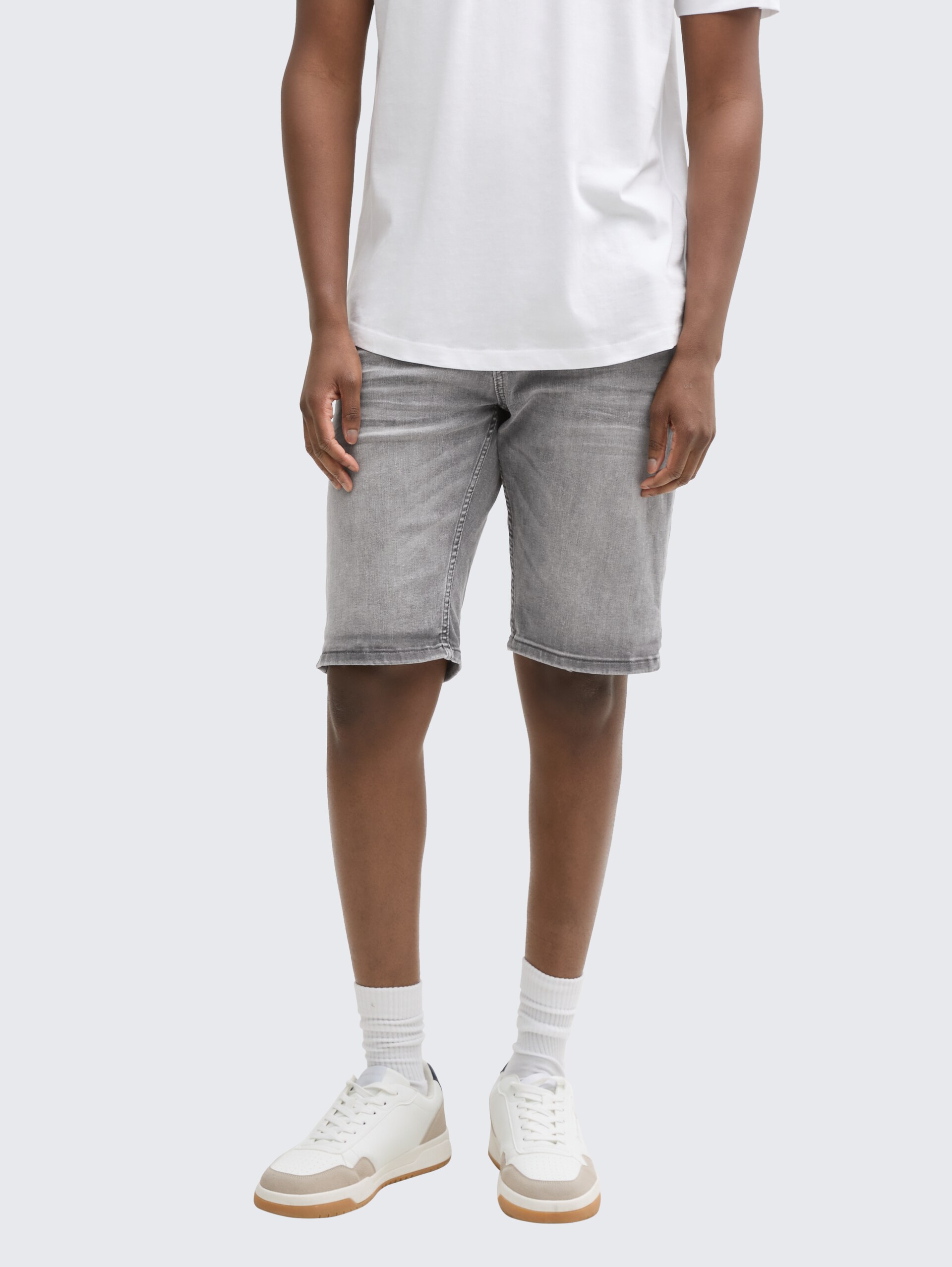 TTPIERS SLIM Jeans Shorts mit Stretch - used light stone grey denim - Ausschnitt Model-Vorderansicht