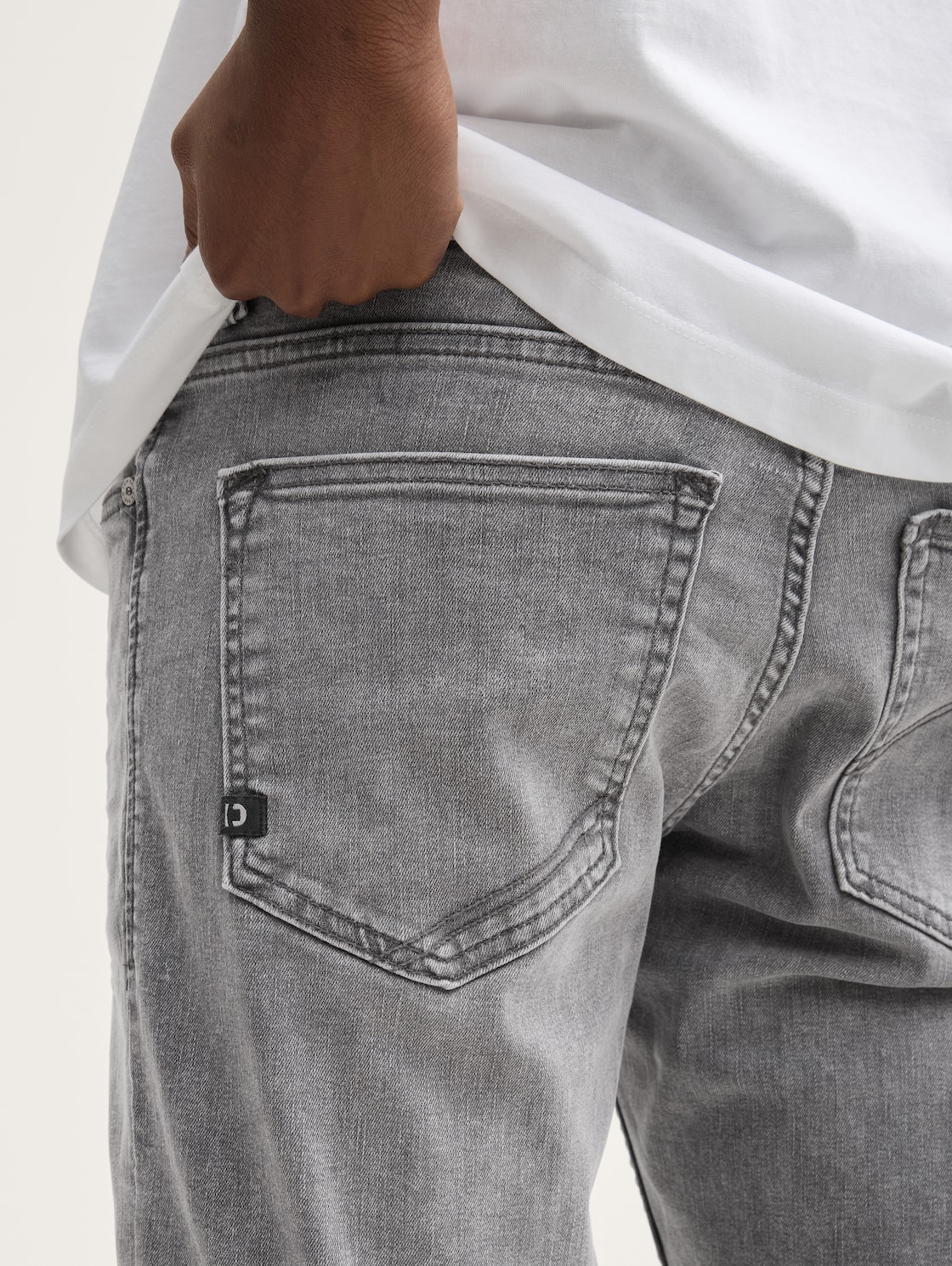 TTPIERS slim jeans shorts with stretch - used light stone grey denim - Detail model view