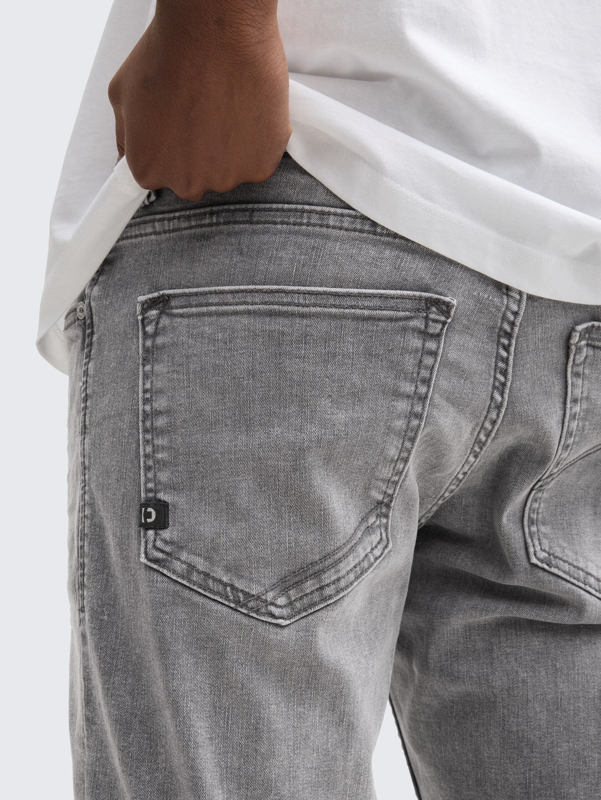 TTPIERS SLIM Jeans Shorts mit Stretch - used light stone grey denim - Detail-Model-Ansicht