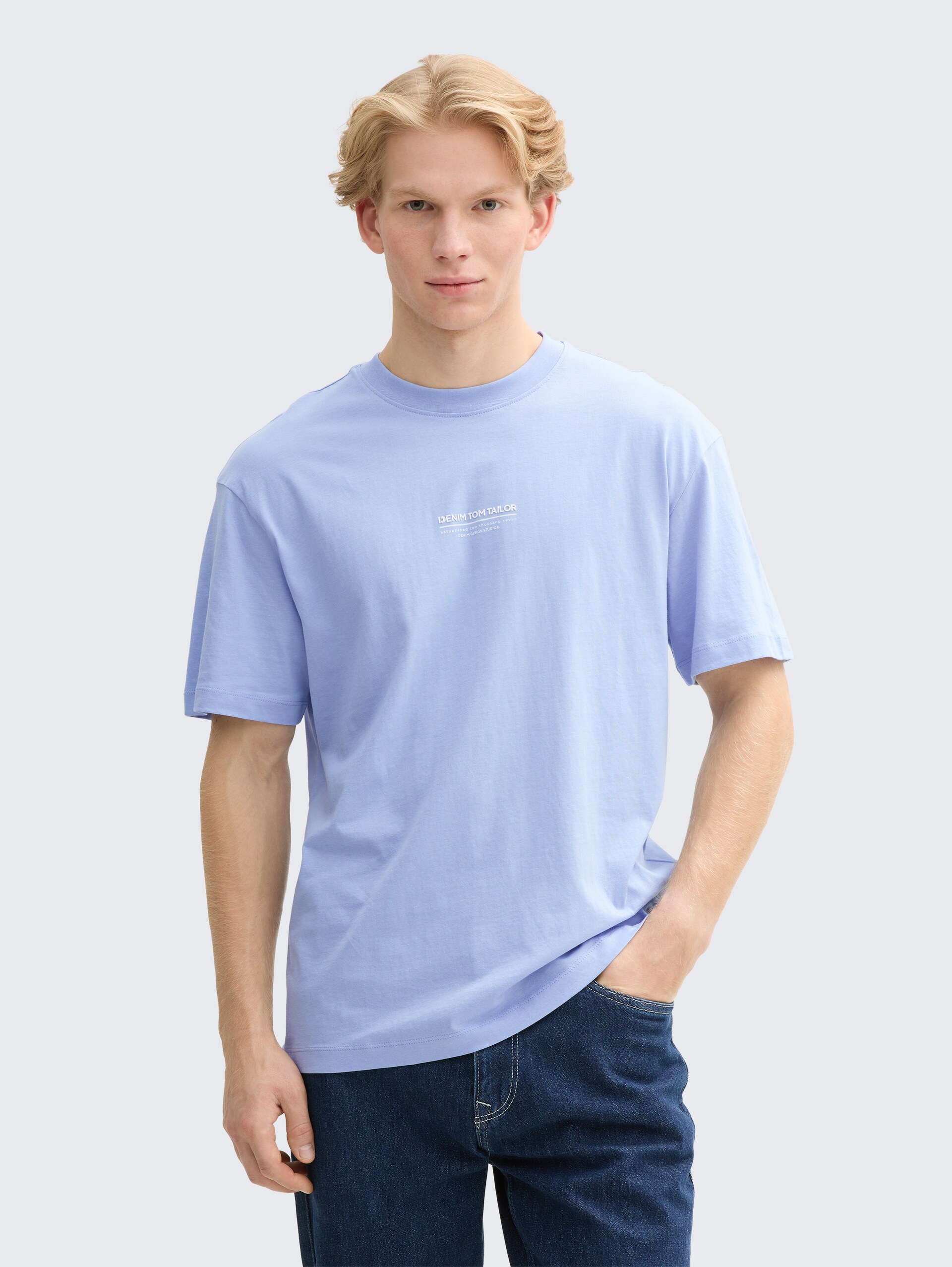 Relaxed Fit T-Shirt aus Baumwolle - Brunnera Blue - Ausschnitt Model-Vorderansicht