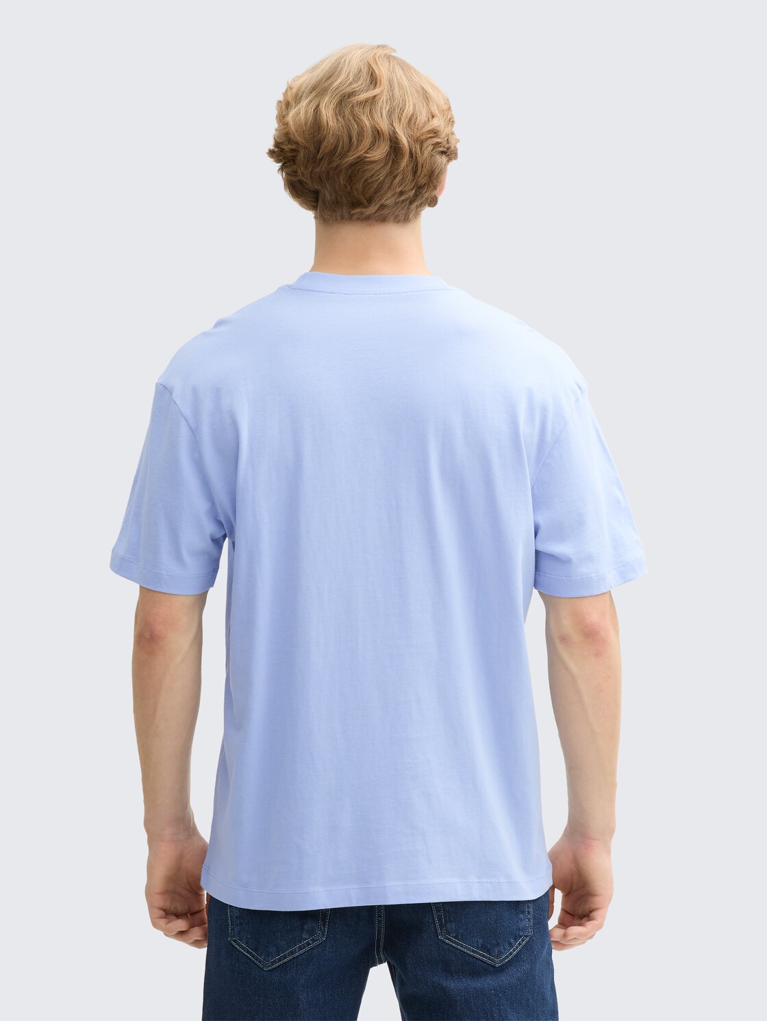 Relaxed Fit T-Shirt aus Baumwolle - Brunnera Blue - Auschnitt Model-Rückansicht
