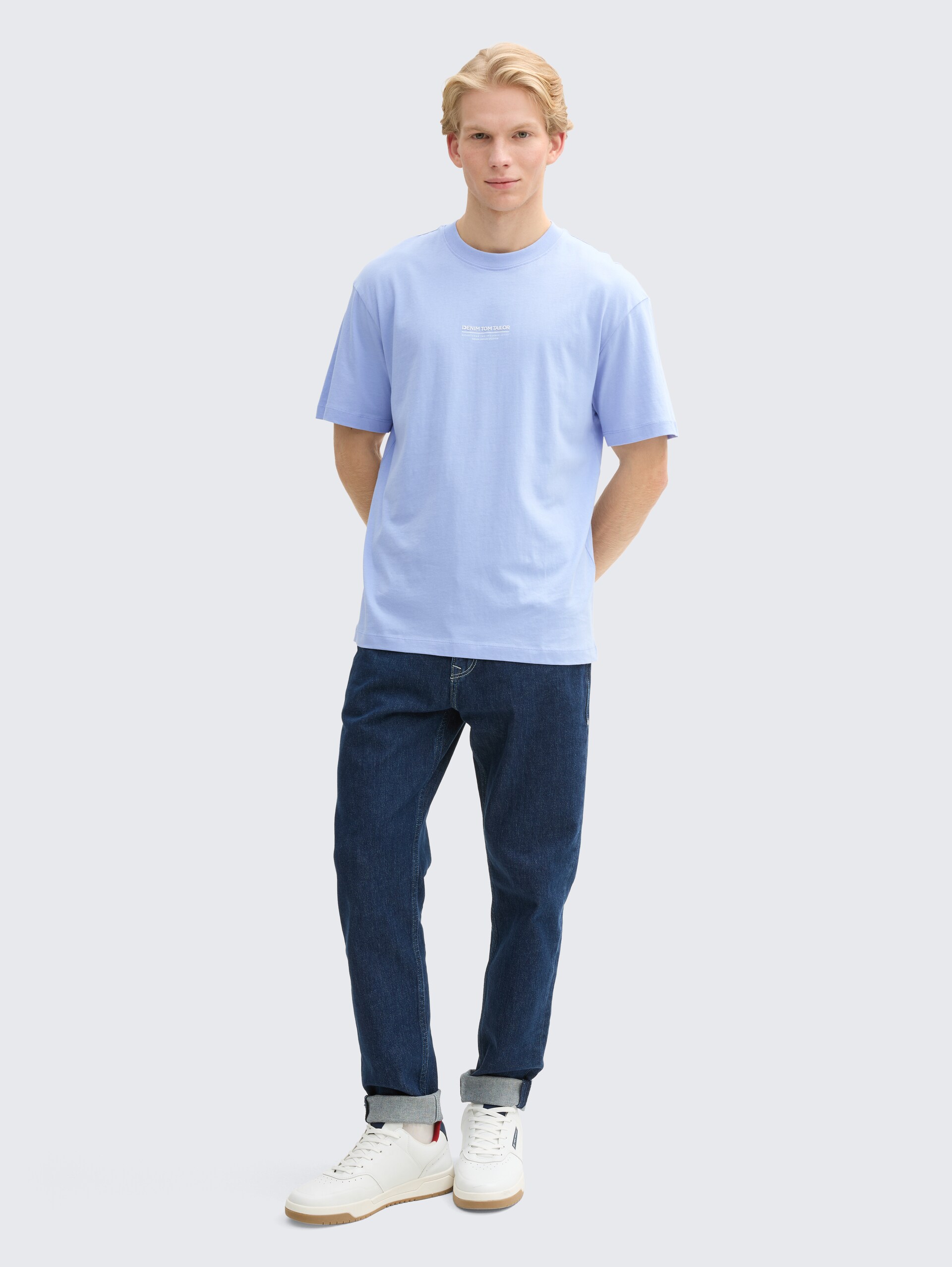 Relaxed Fit T-Shirt aus Baumwolle - Brunnera Blue - Model-Vorderansicht