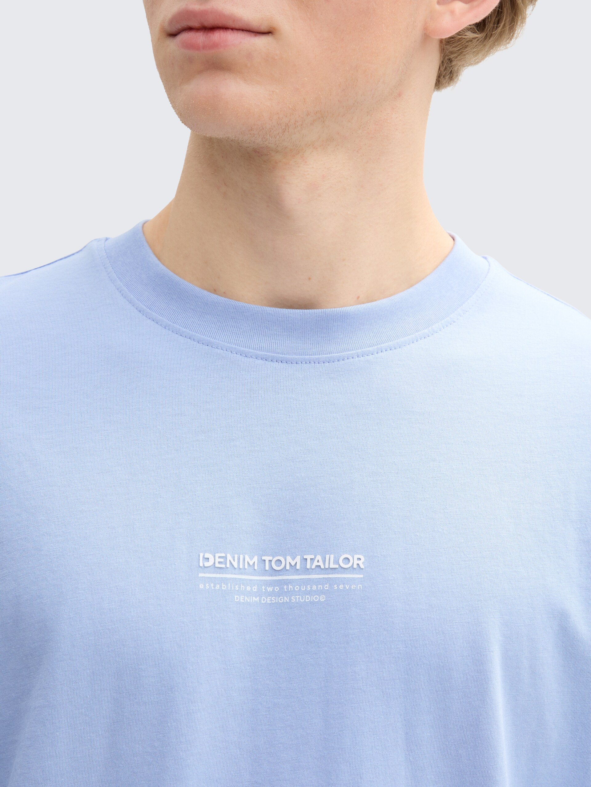 Relaxed Fit T-Shirt aus Baumwolle - Brunnera Blue - Detail-Model-Ansicht