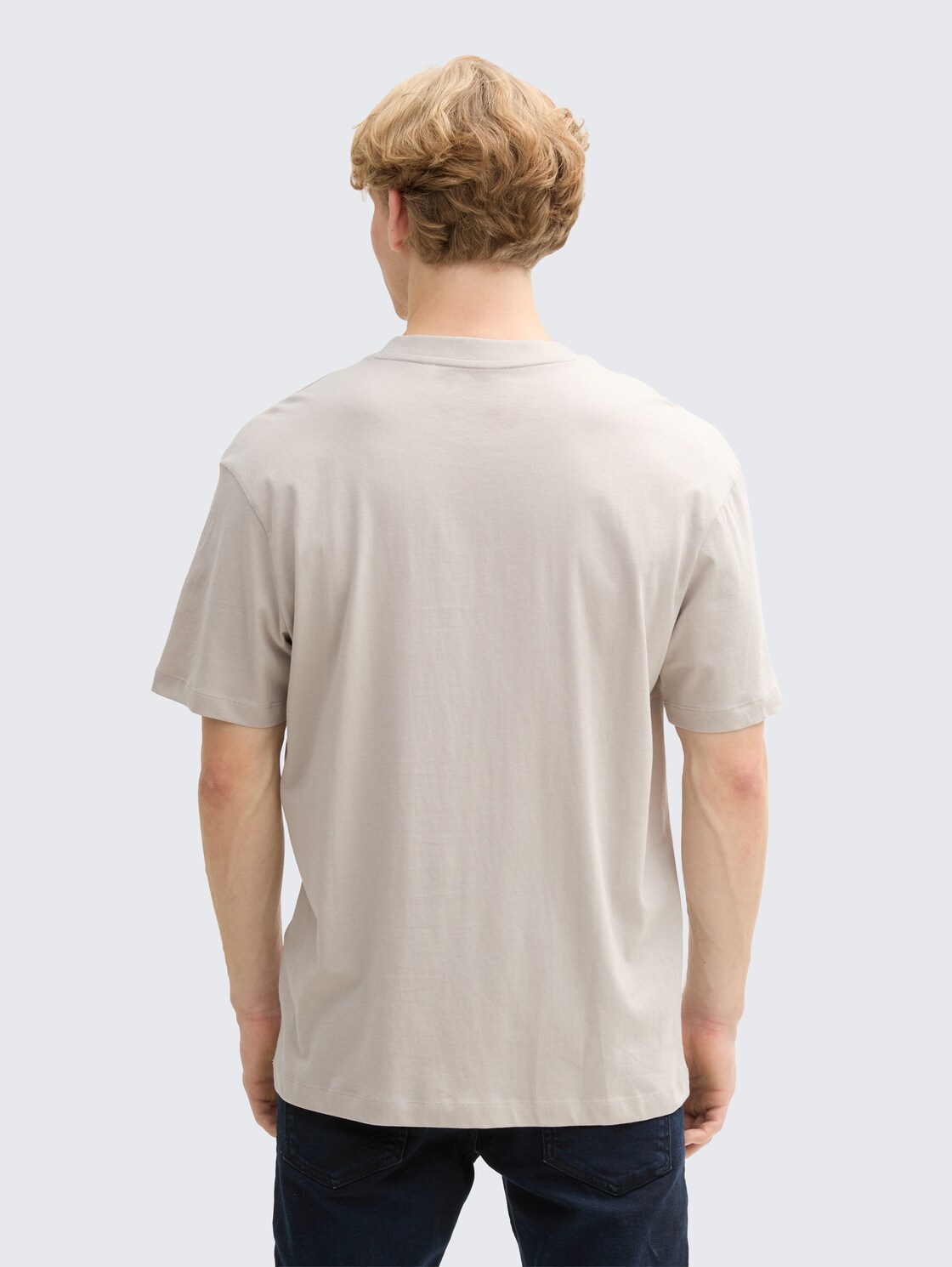 Relaxed Fit T-Shirt aus Baumwolle - light dove grey - Auschnitt Model-Rückansicht