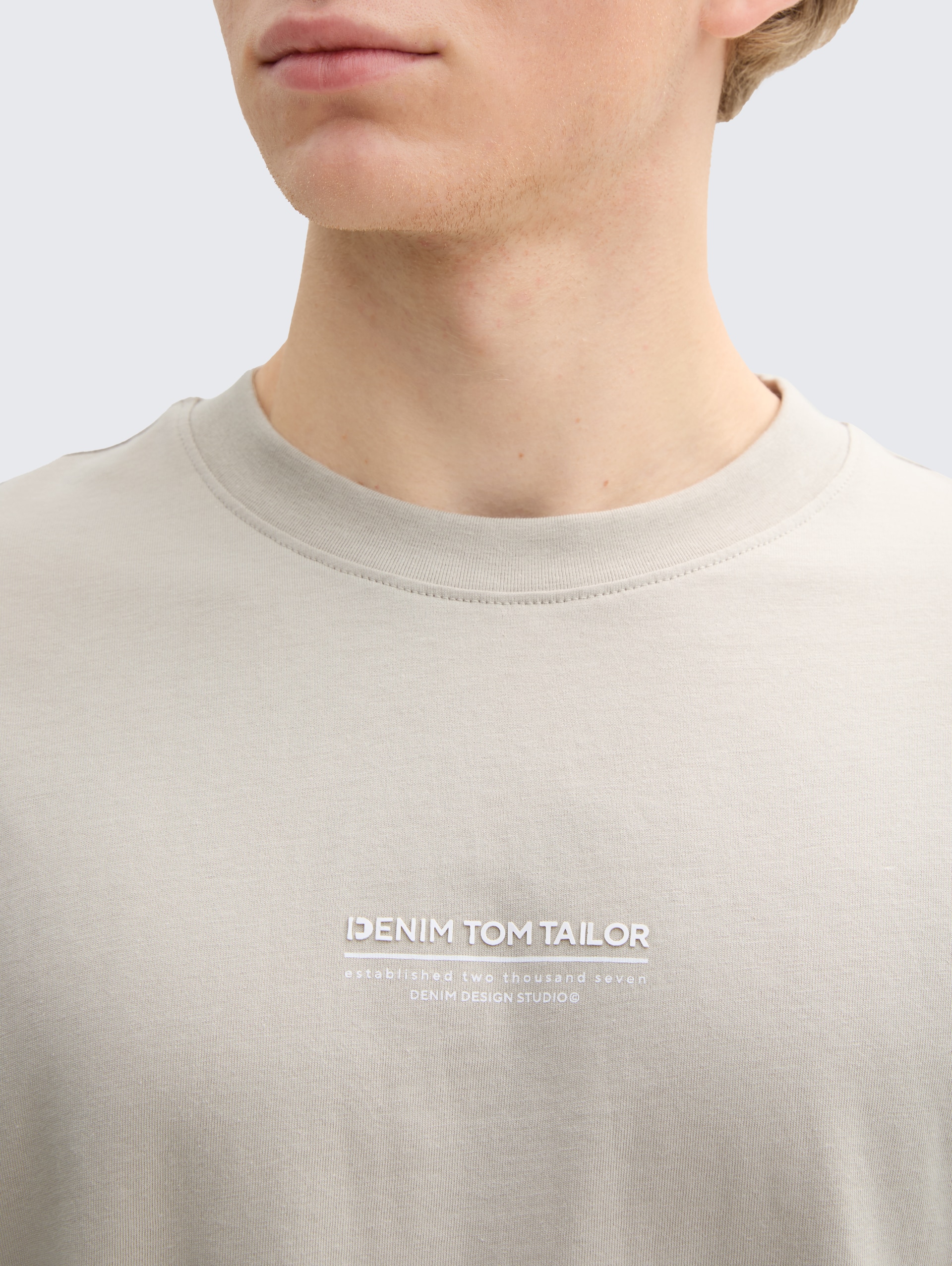 Relaxed Fit T-Shirt aus Baumwolle - light dove grey - Detail-Model-Ansicht