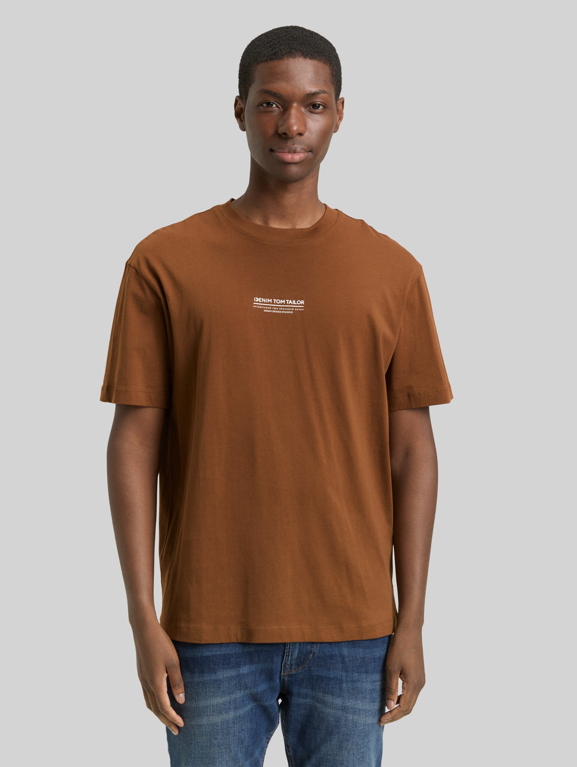Relaxed fit cotton T-shirt - Golden Clay - Neckline model front view