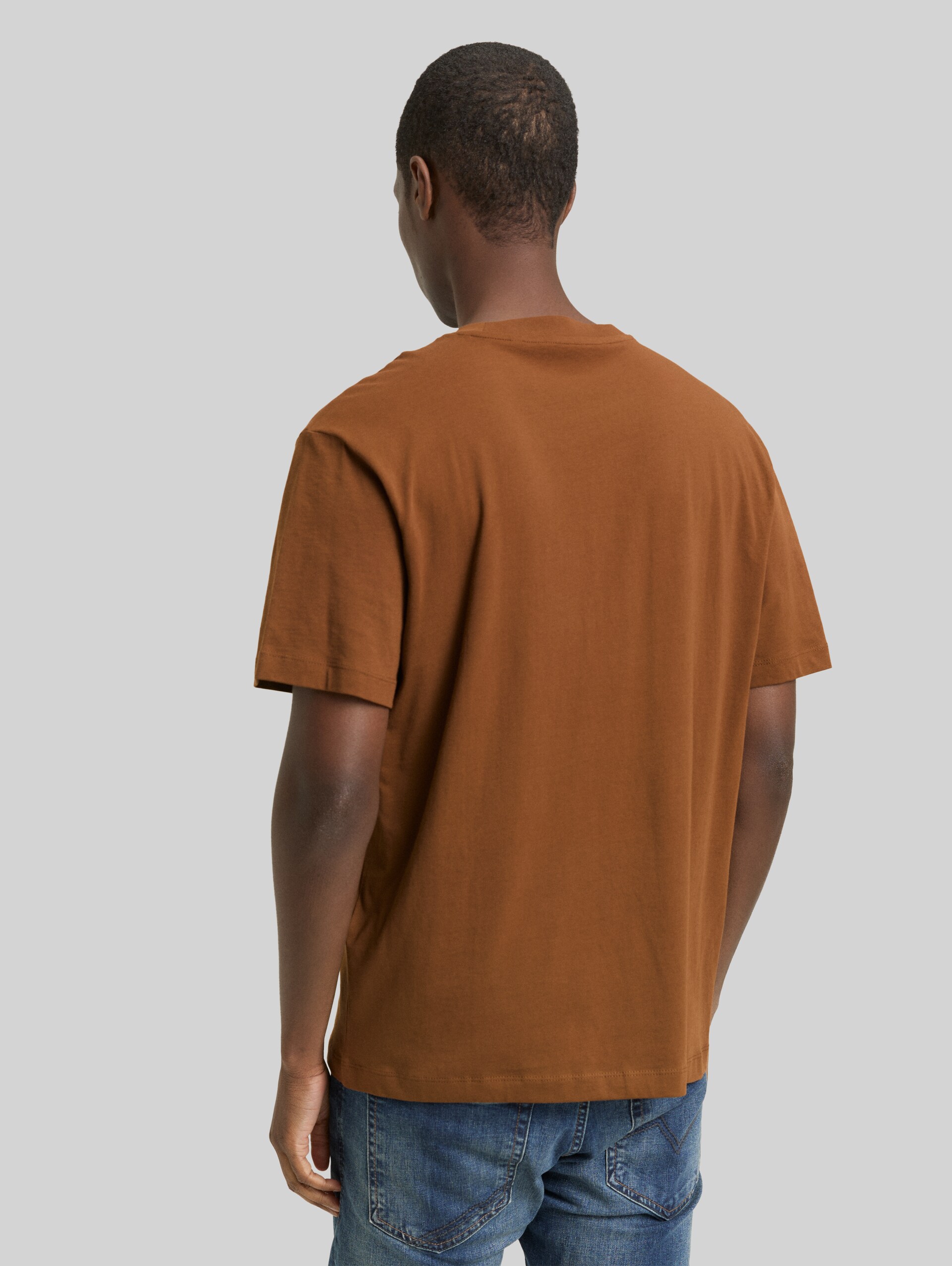 Relaxed fit cotton T-shirt - Golden Clay - Neckline model-back view