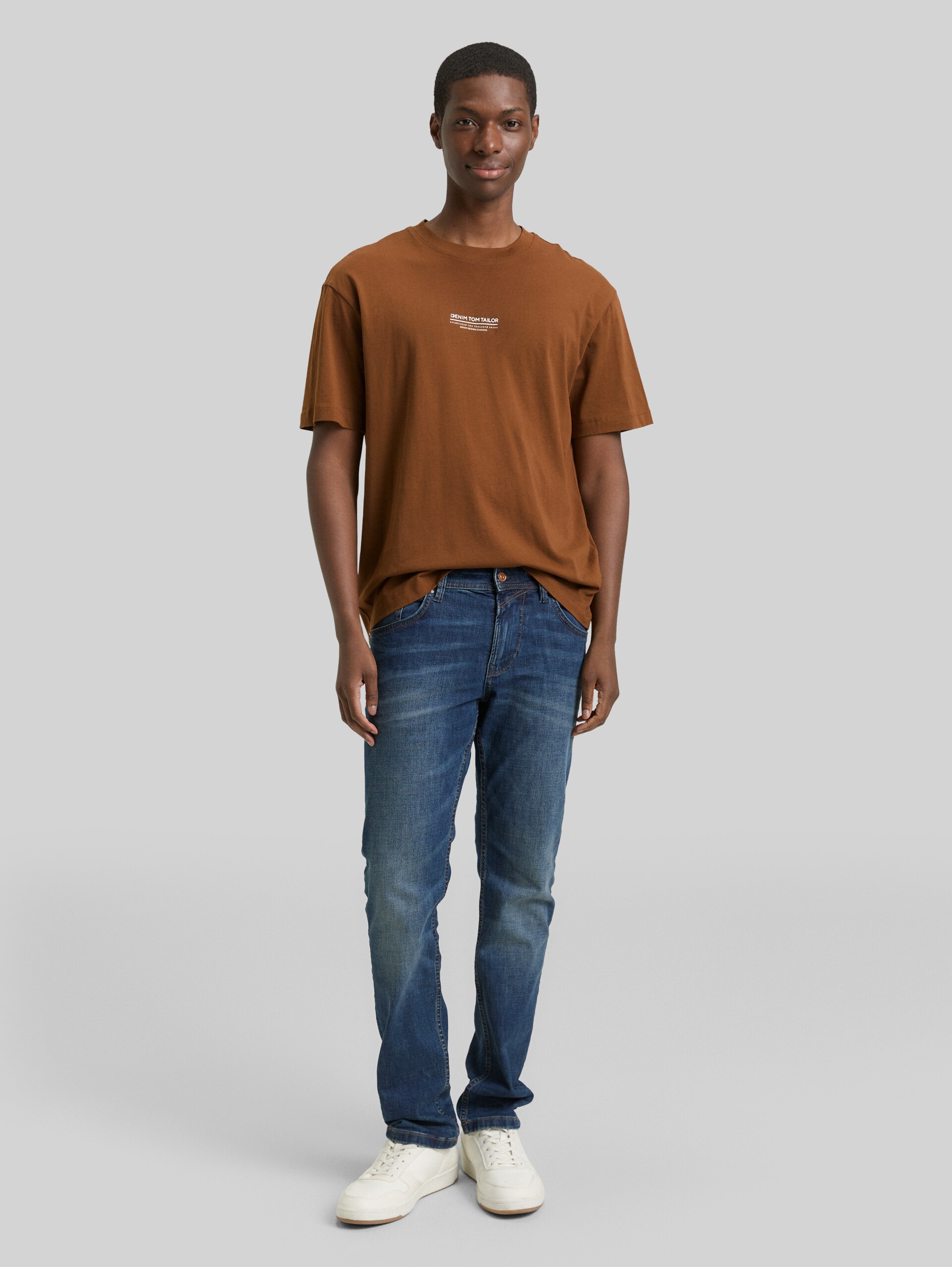 Relaxed fit cotton T-shirt - Golden Clay - Model front view