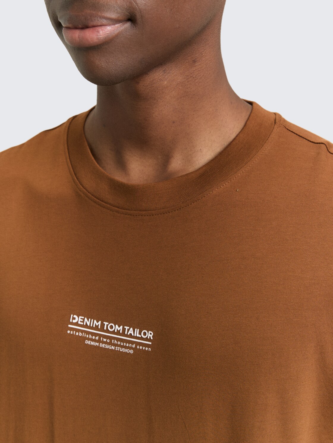 Relaxed Fit T-Shirt aus Baumwolle - Golden Clay - Detail-Model-Ansicht