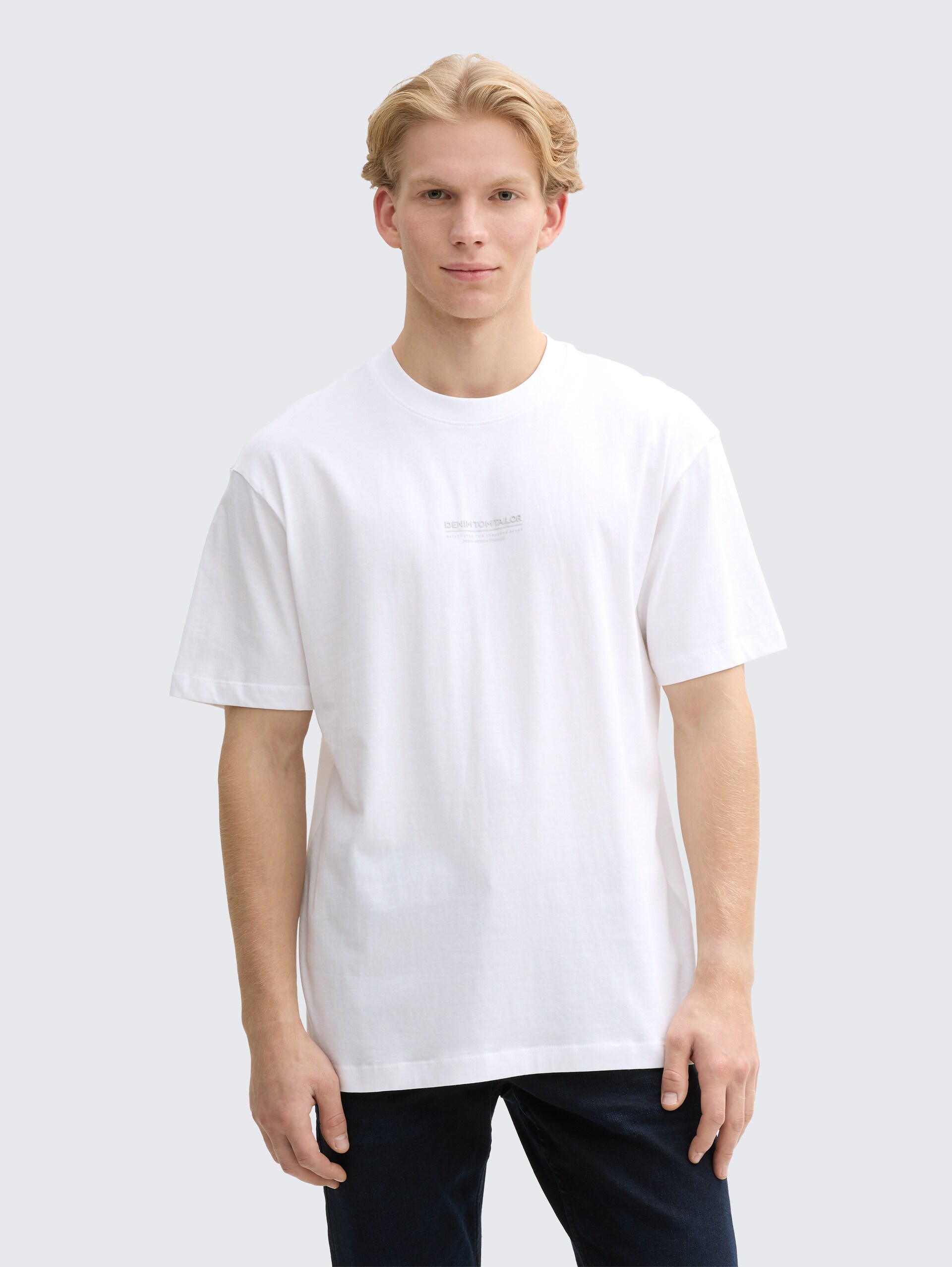 Relaxed Fit T-Shirt aus Baumwolle - White - Ausschnitt Model-Vorderansicht