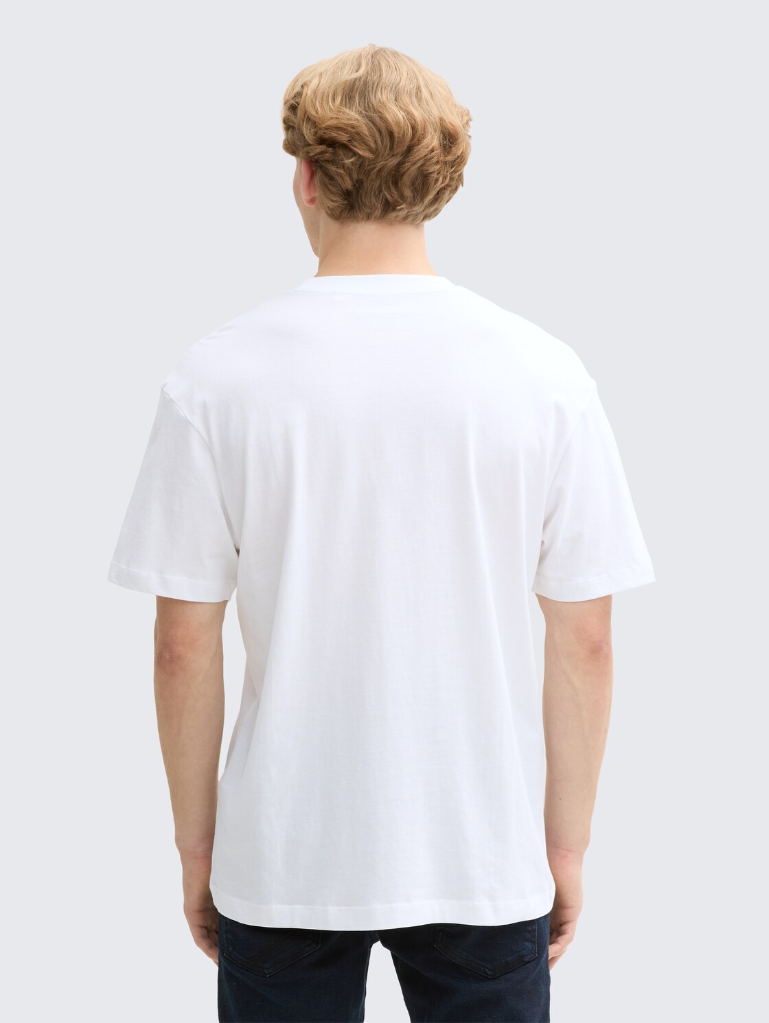 Relaxed Fit T-Shirt aus Baumwolle - White - Auschnitt Model-Rückansicht