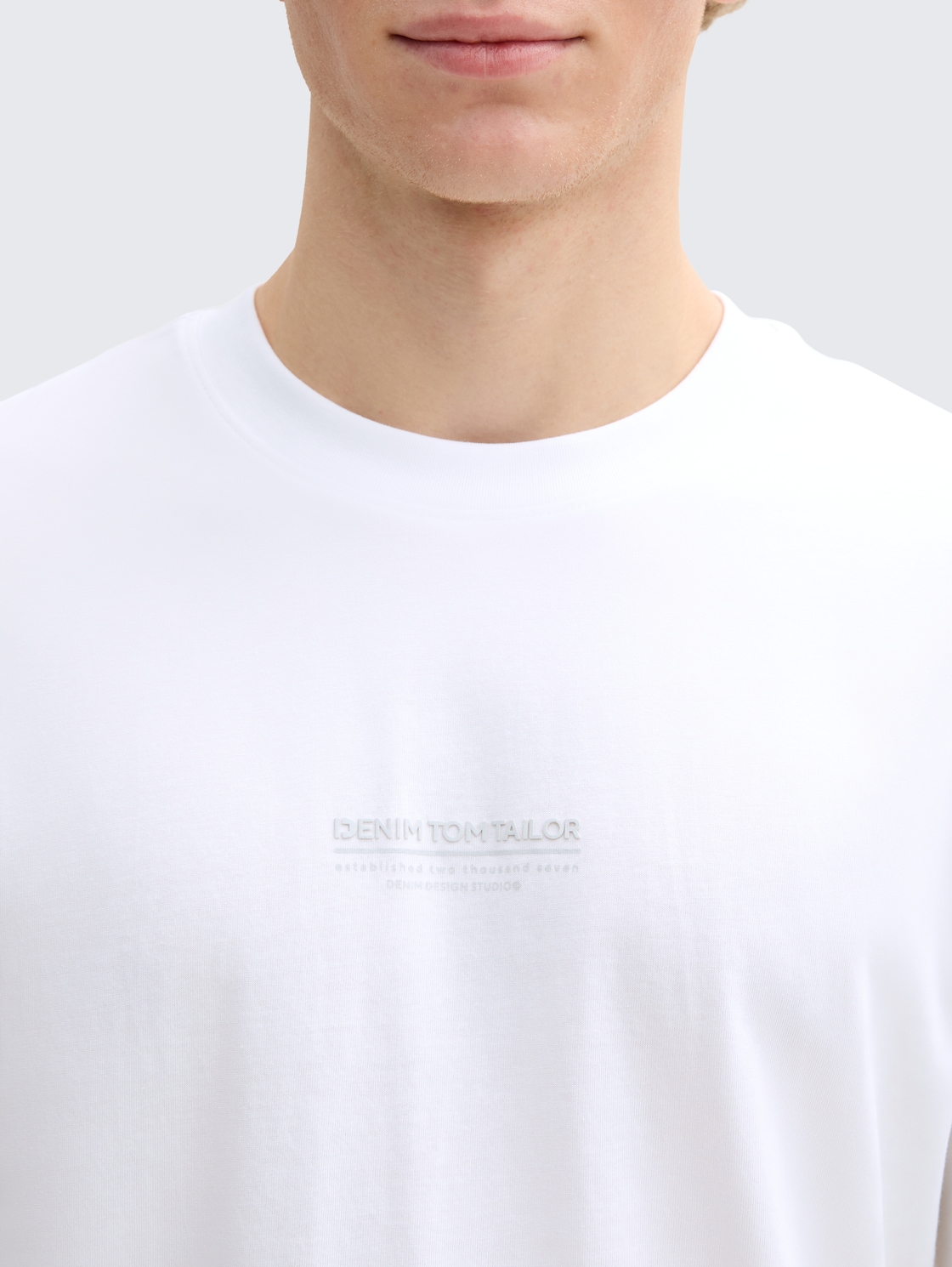 Relaxed Fit T-Shirt aus Baumwolle - White - Detail-Model-Ansicht