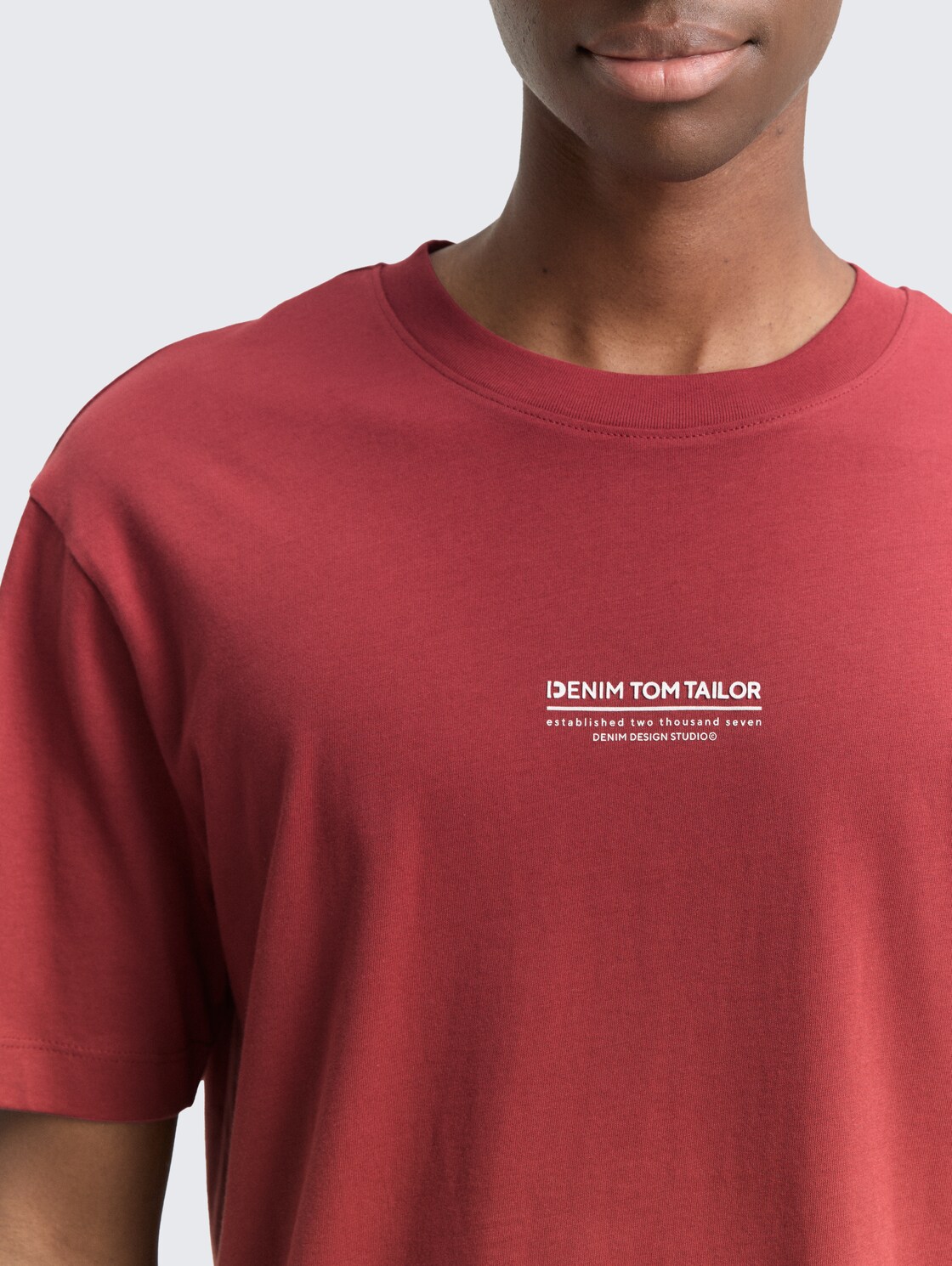 Relaxed Fit T-Shirt aus Baumwolle - burnt russet - Detail-Model-Ansicht